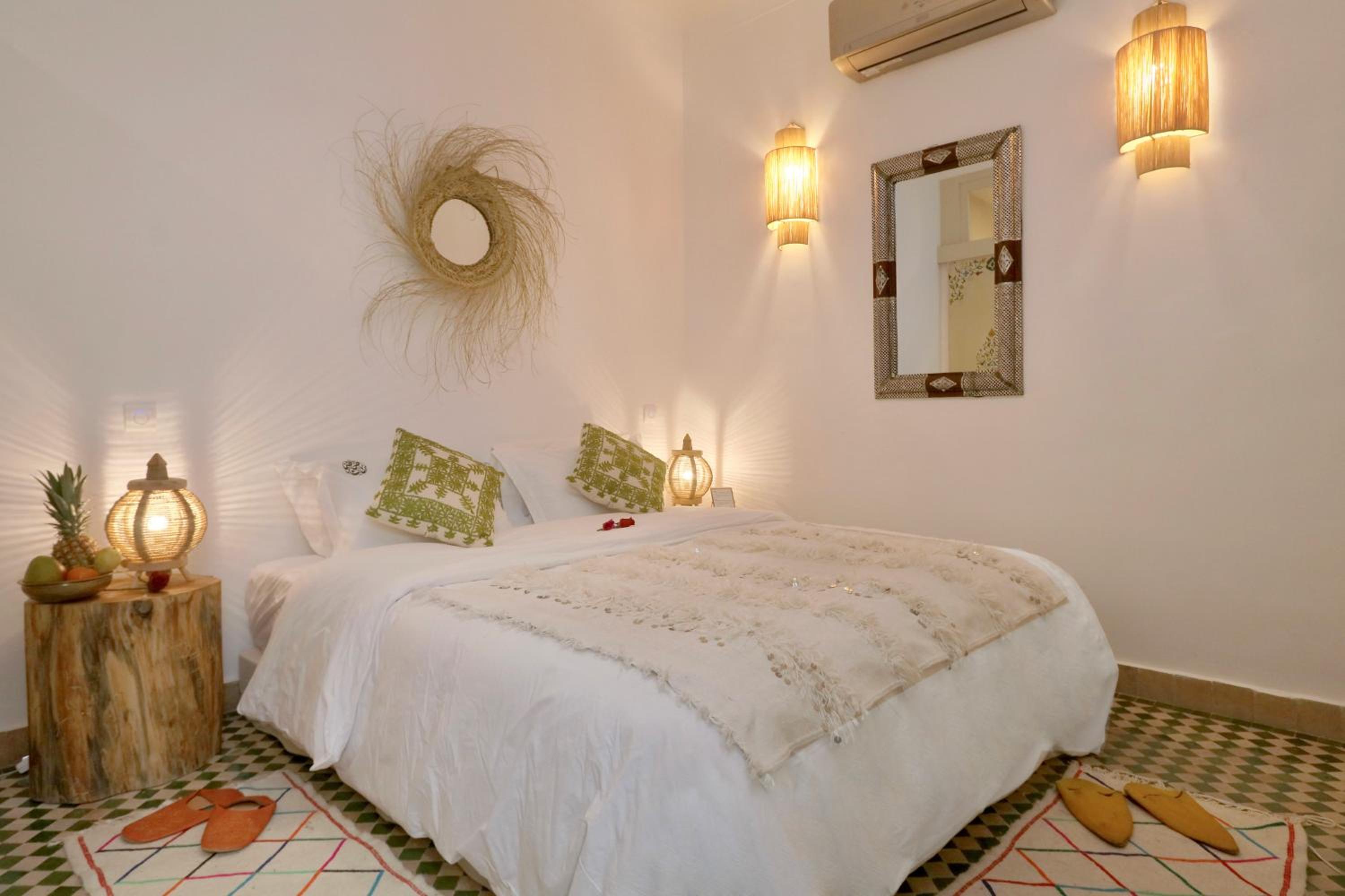 Double or Twin Room with Private Bathroom - Photo 6