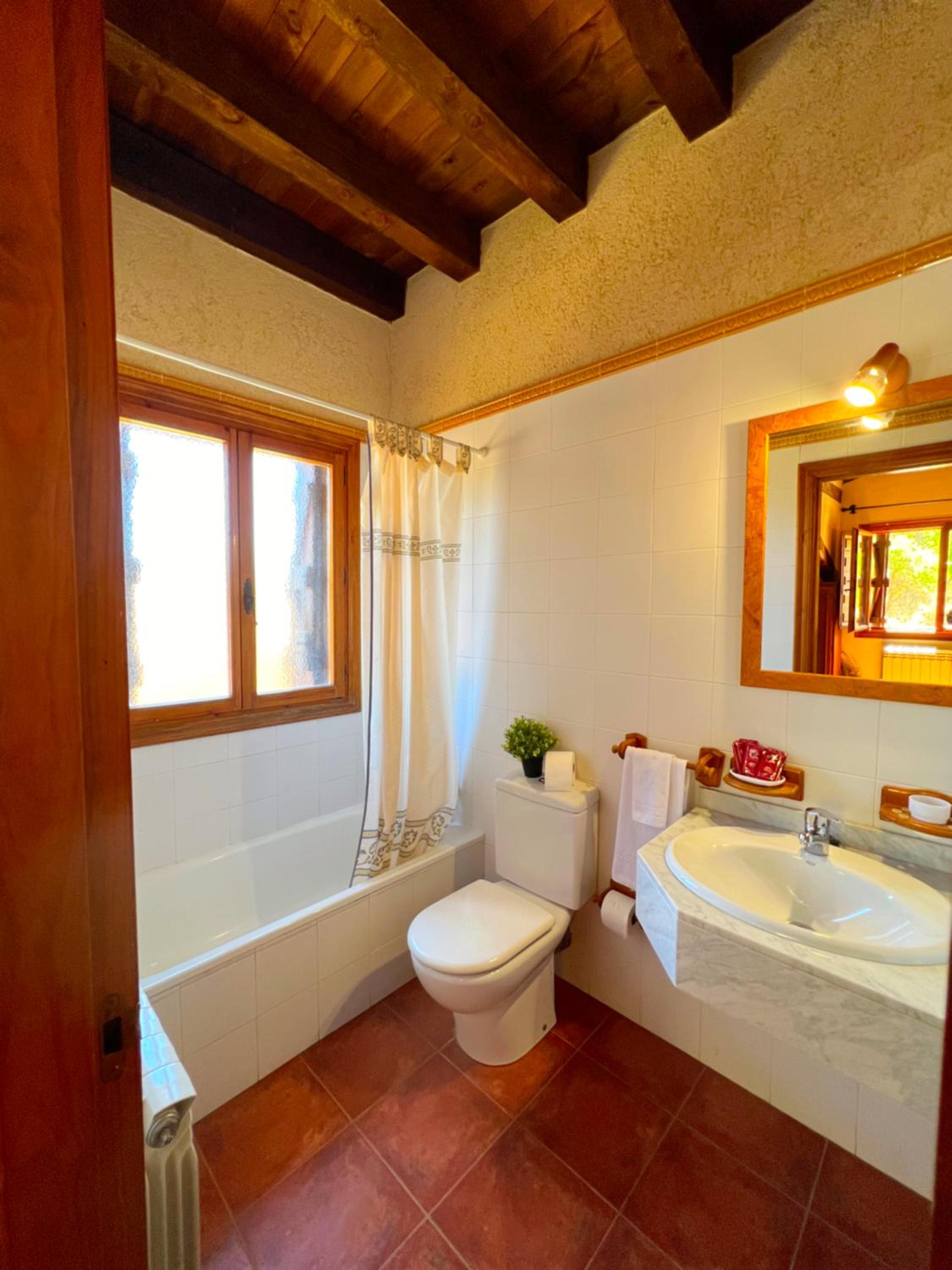 Double or Twin Room with Bathroom - Photo 2