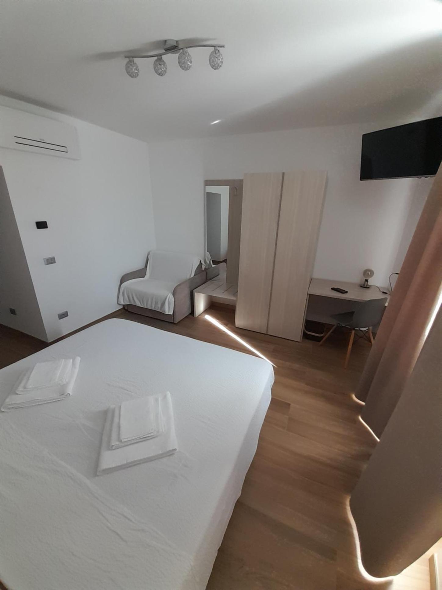 Double or Twin Room - Photo 3