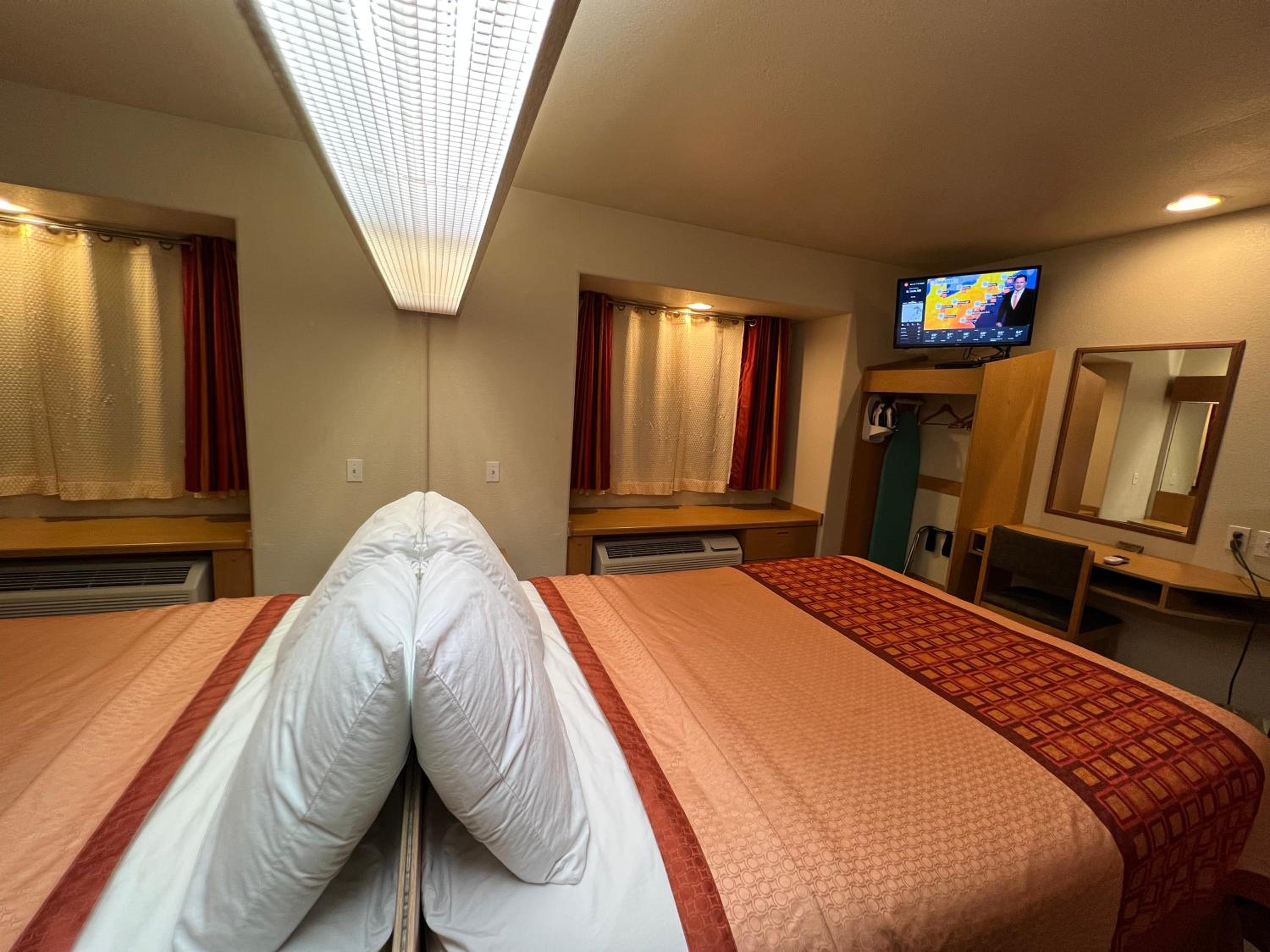 Queen Room - Non-Smoking - Photo 1
