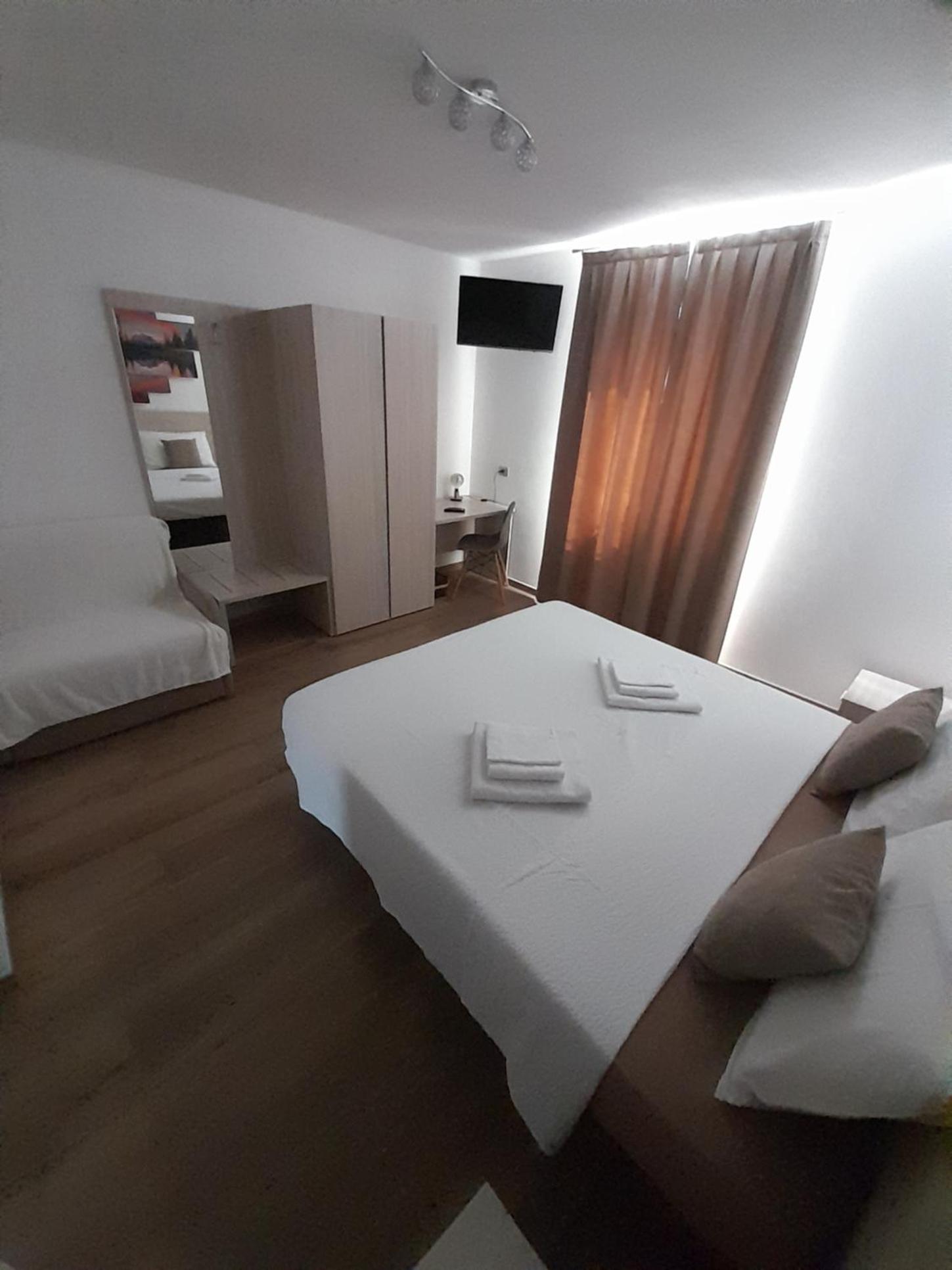Double or Twin Room - Photo 5