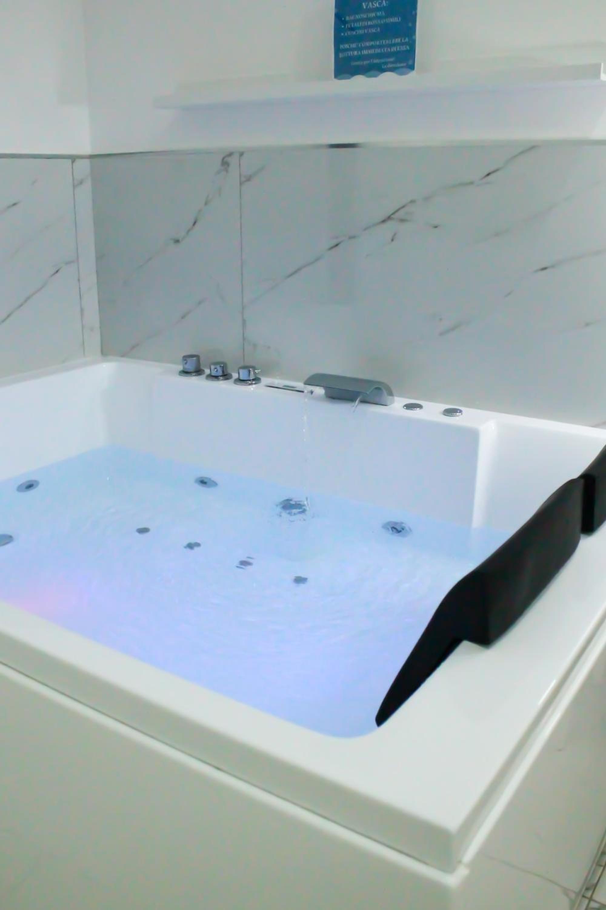 Deluxe Suite with Spa Bath - Photo 13