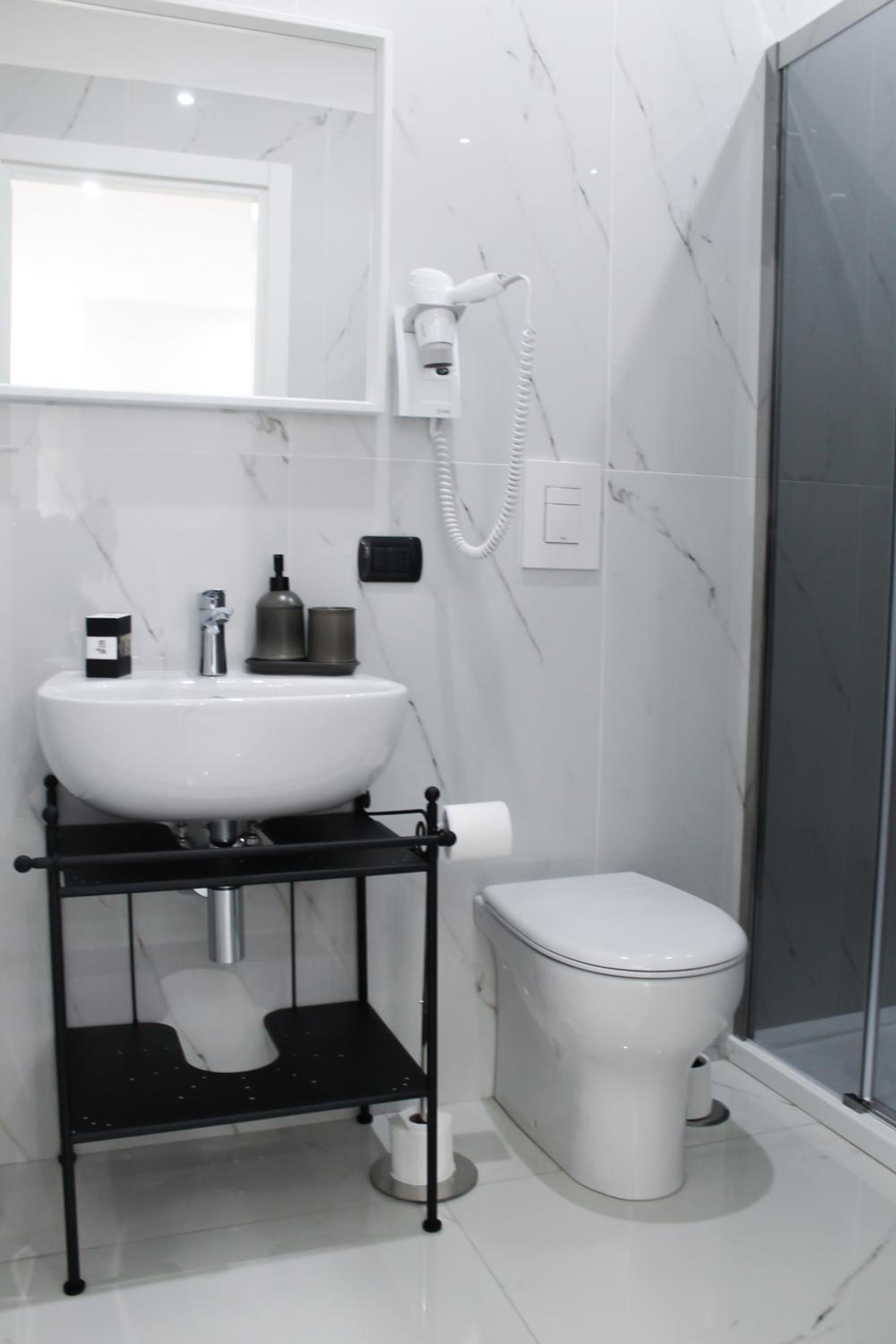 Deluxe Suite with Spa Bath - Photo 4