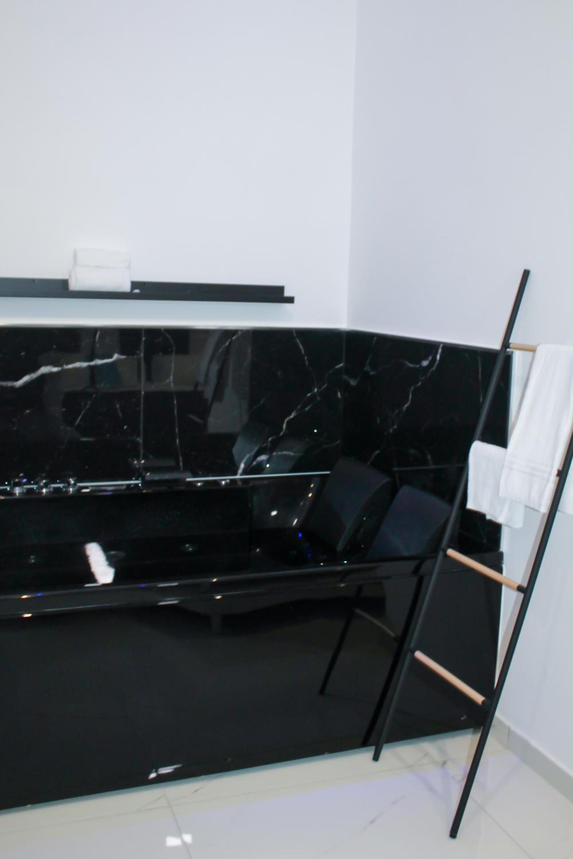 Deluxe Suite with Spa Bath - Photo 7