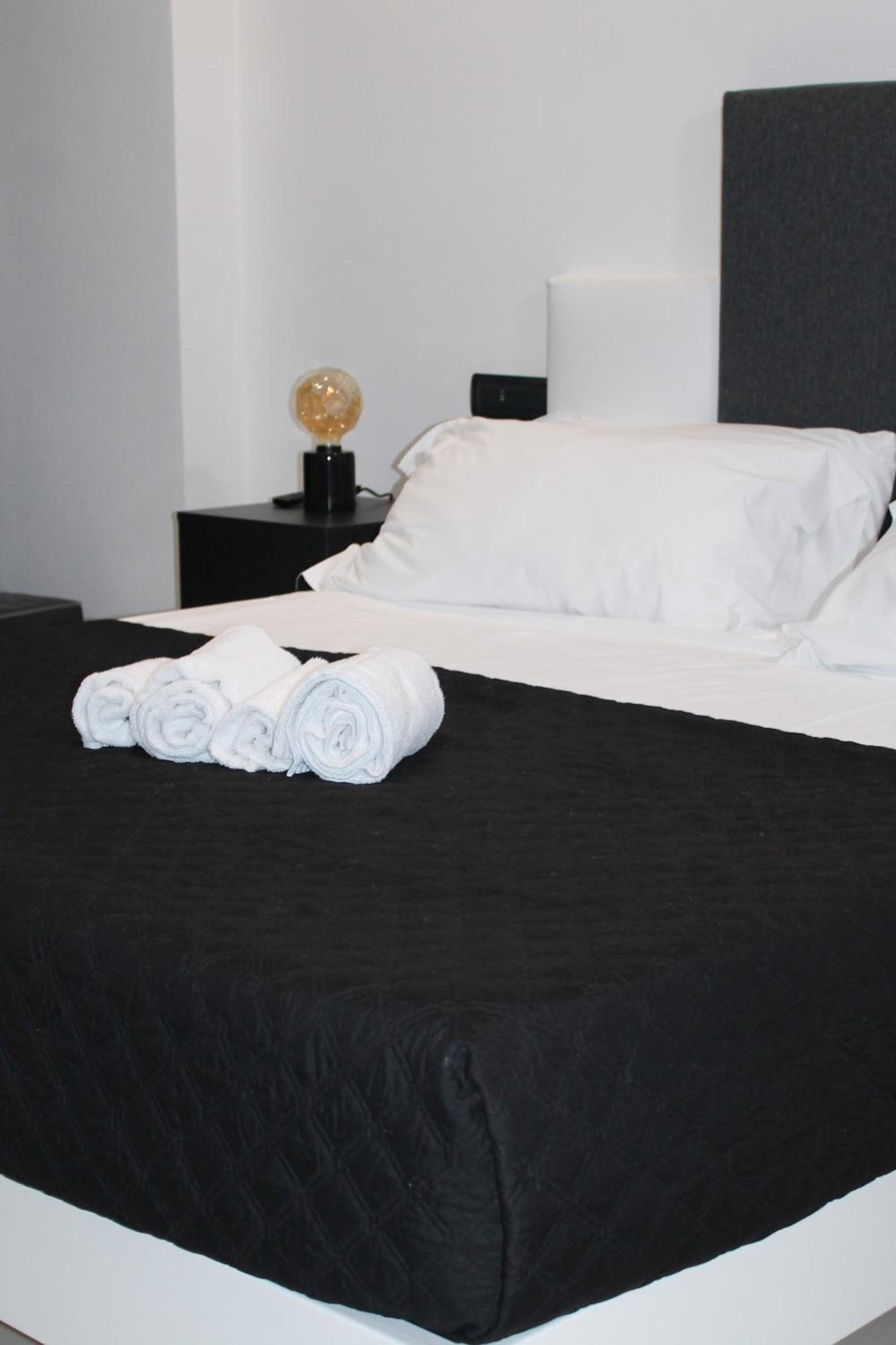 Deluxe Suite with Spa Bath - Photo 2