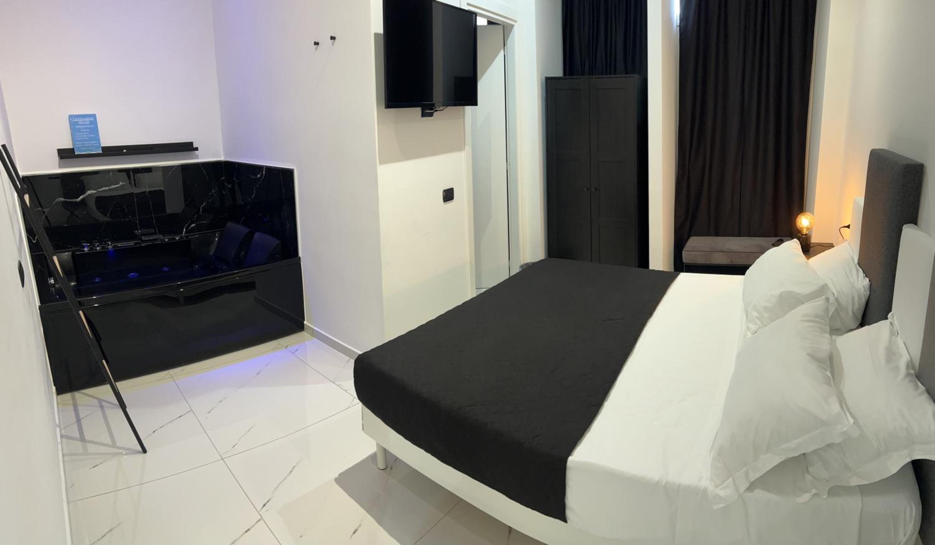 Deluxe Suite with Spa Bath - Photo 1