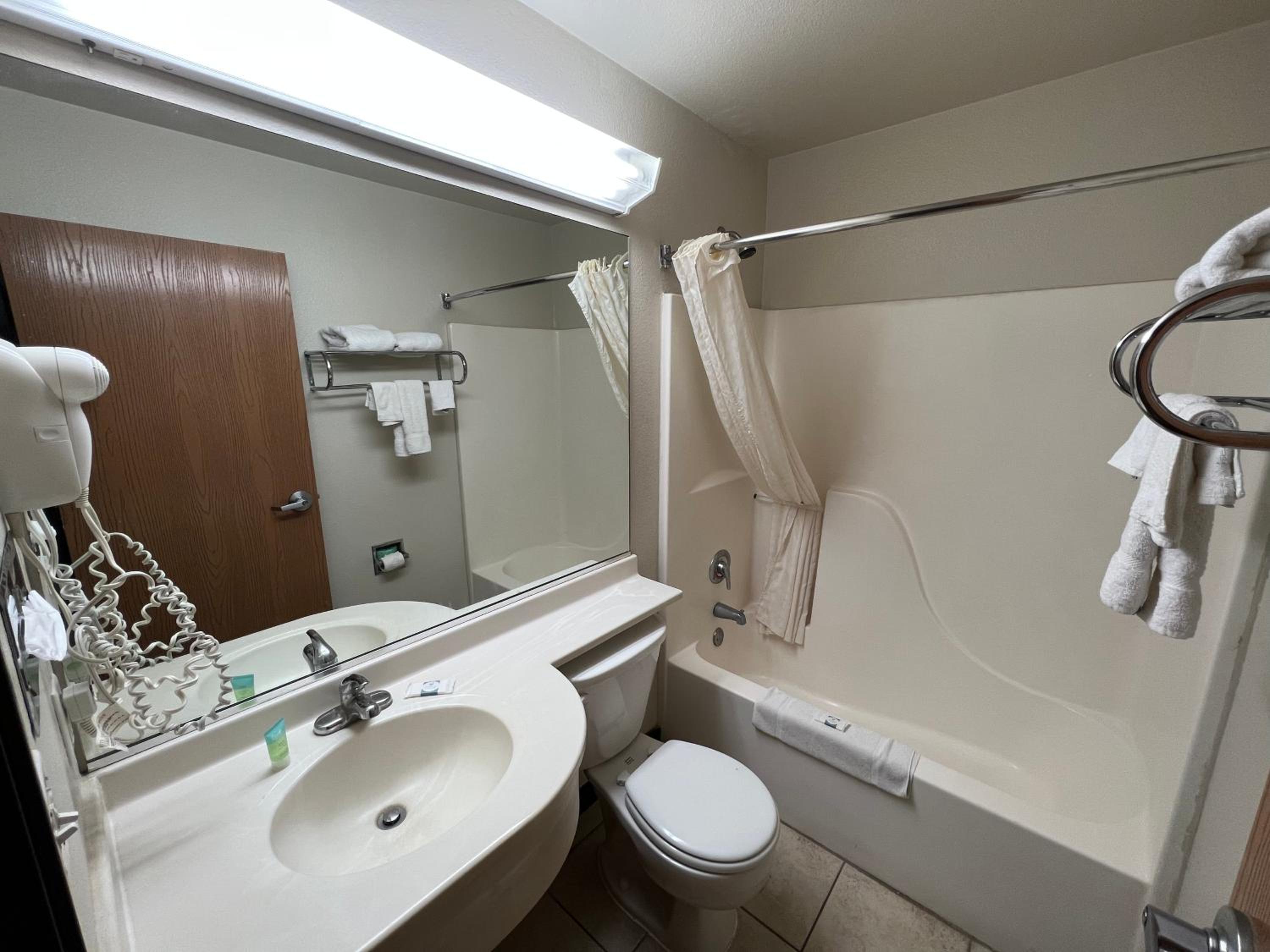 Queen Room - Non-Smoking - Photo 2