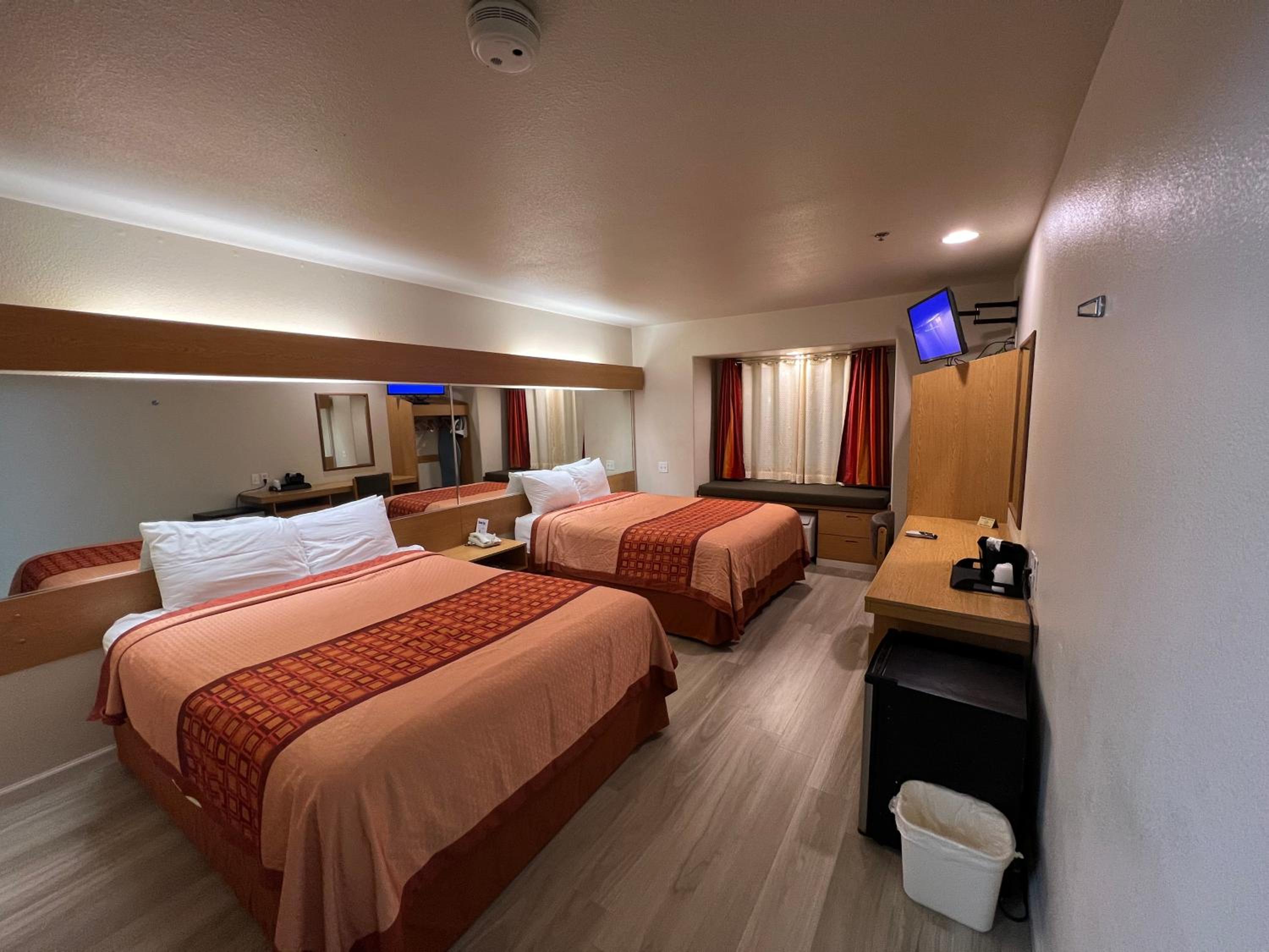 Queen Room with Two Queen Beds - Non-Smoking - Photo 1