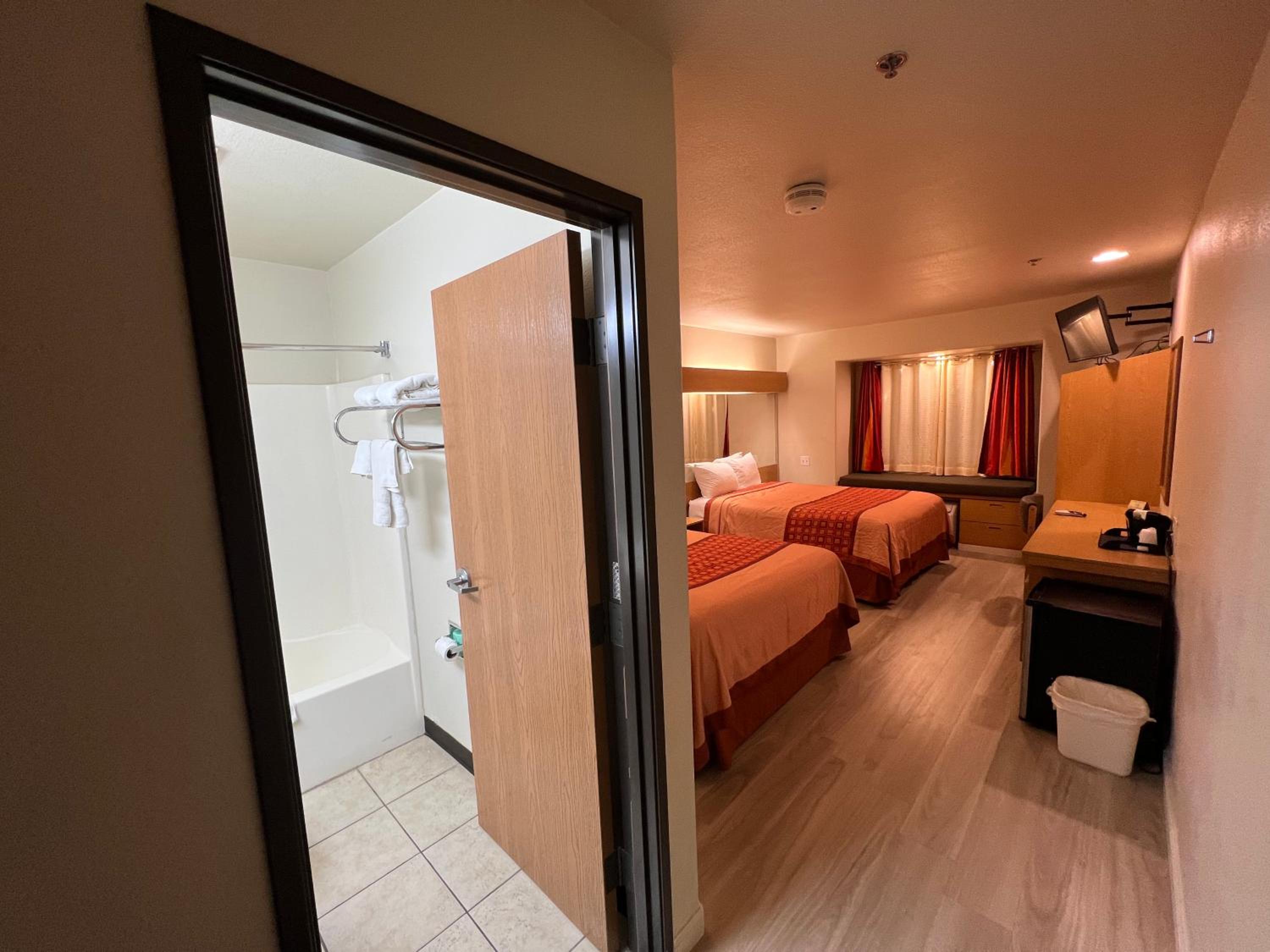 Queen Room with Two Queen Beds - Non-Smoking - Photo 2