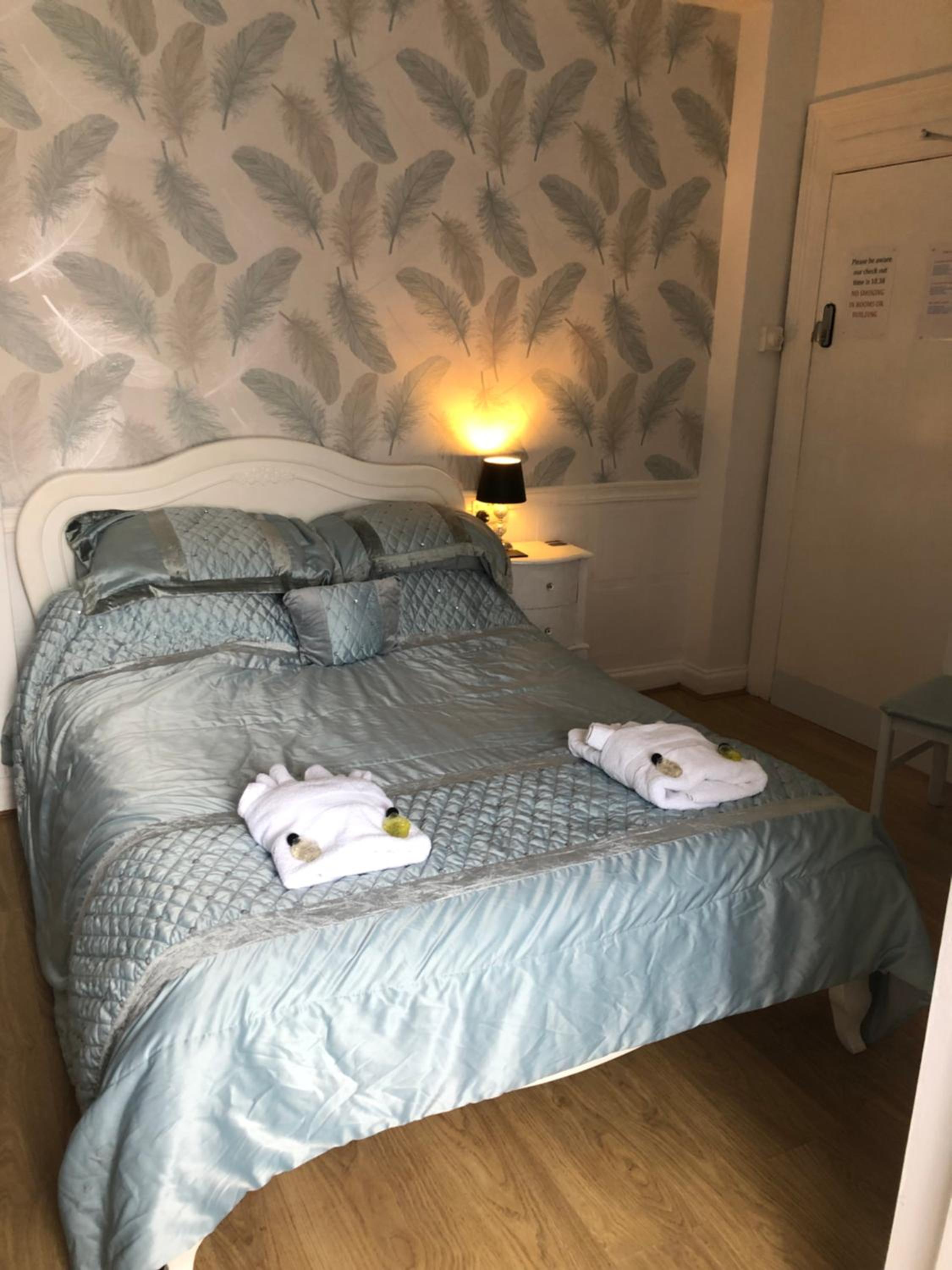 Deluxe Double Room with Shower - Photo 10