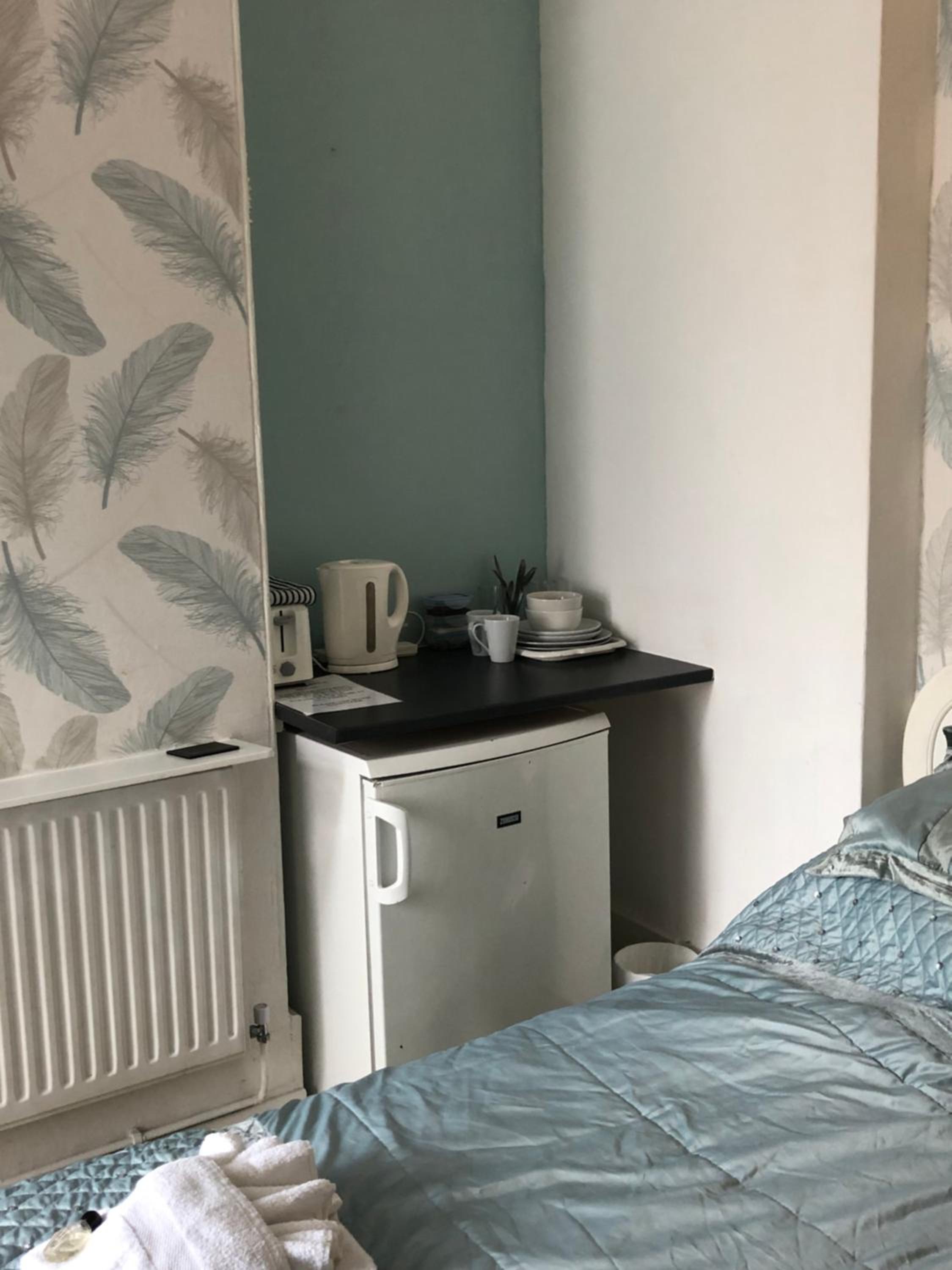 Deluxe Double Room with Shower - Photo 8