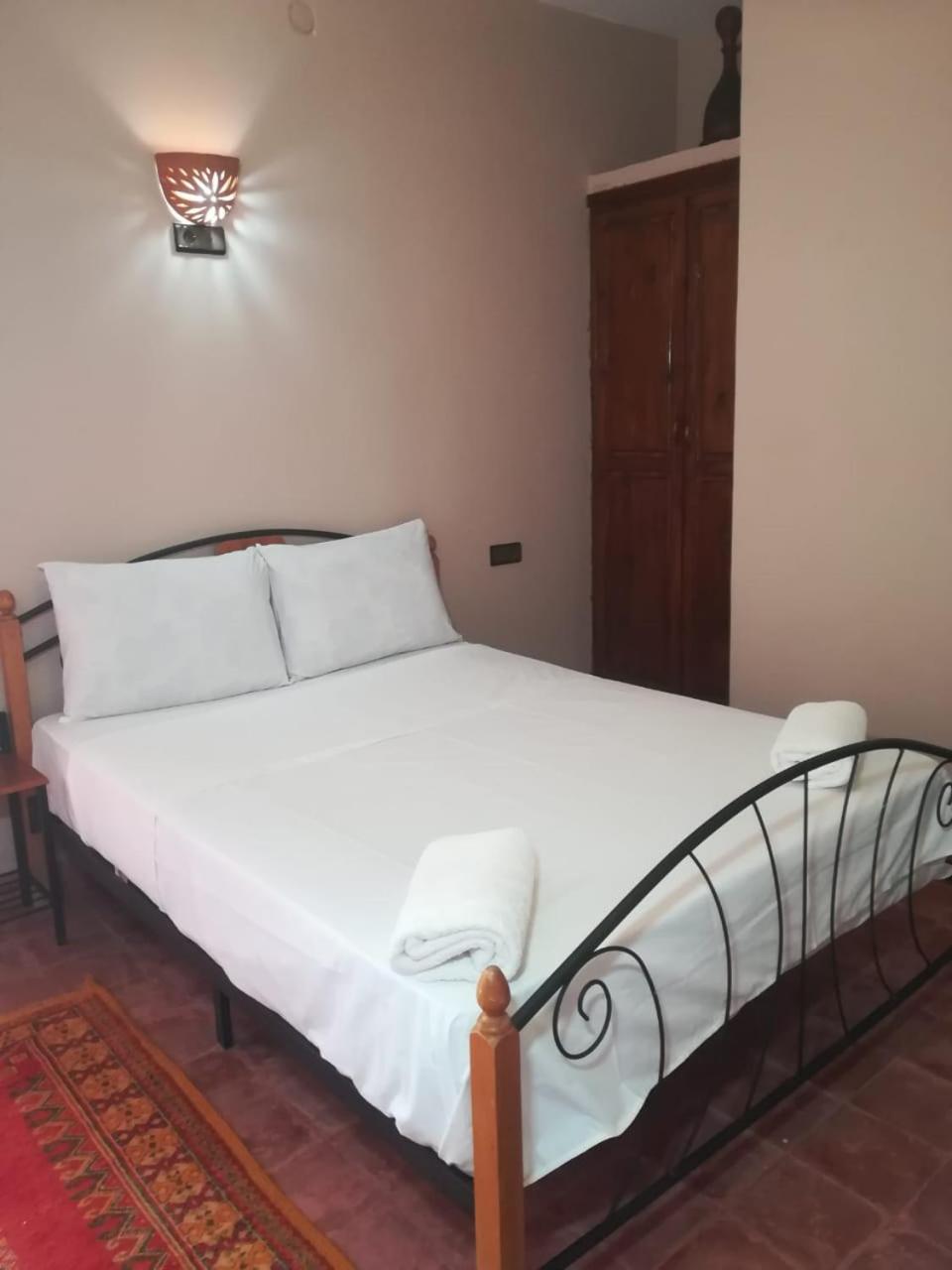 Double Room with Private Bathroom - Photo 10