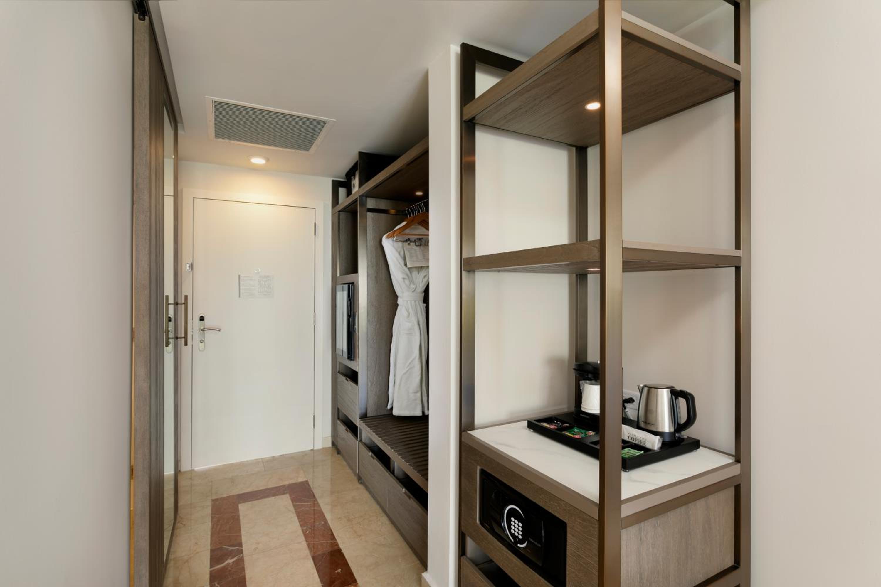 Double Room with Two Double Beds and Ocean View - Photo 8