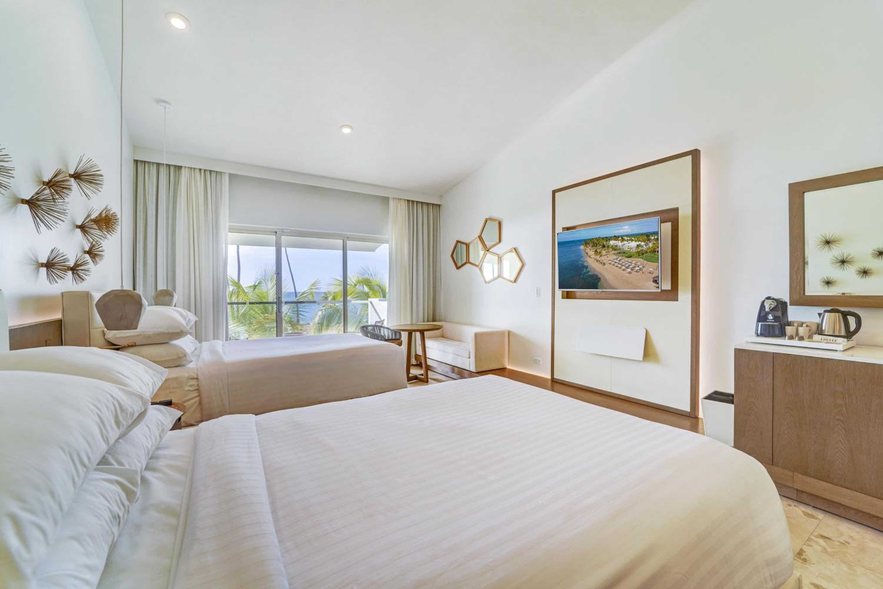 Double Room with Two Double Beds and Ocean View - Photo 5