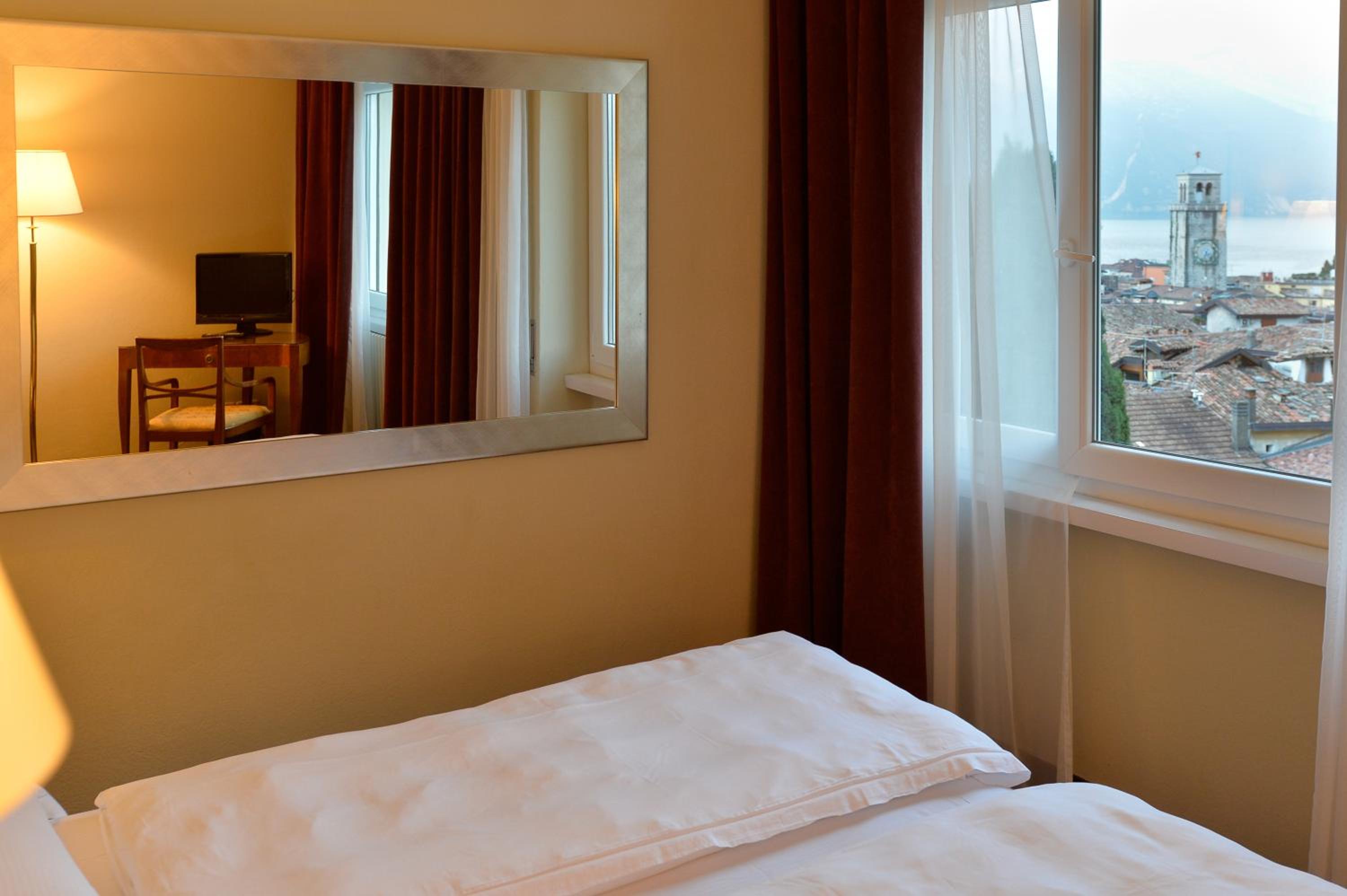 Double Room with Lake View - Photo 6