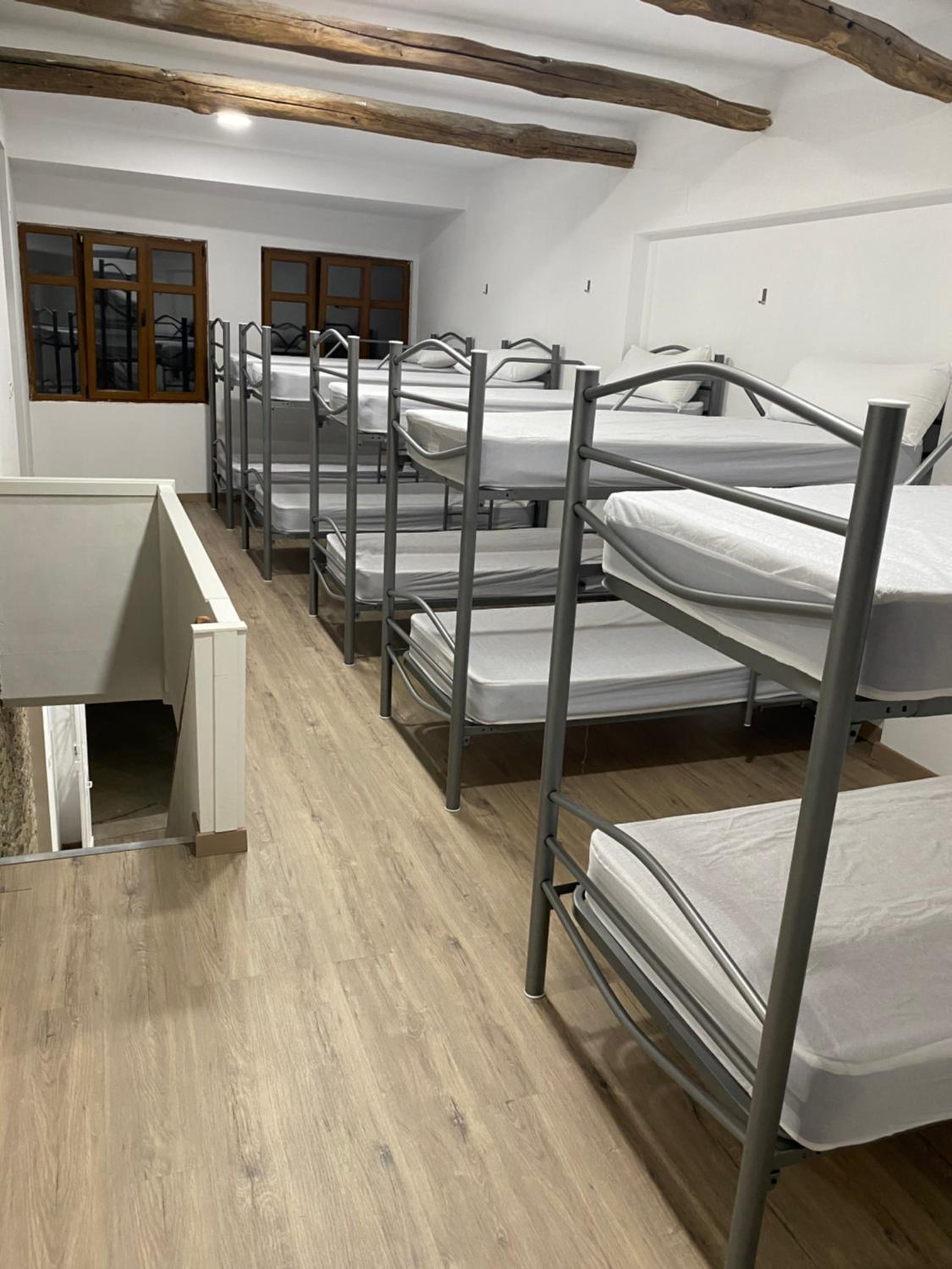Cama en Dormitorio Mixto de 10 Camas