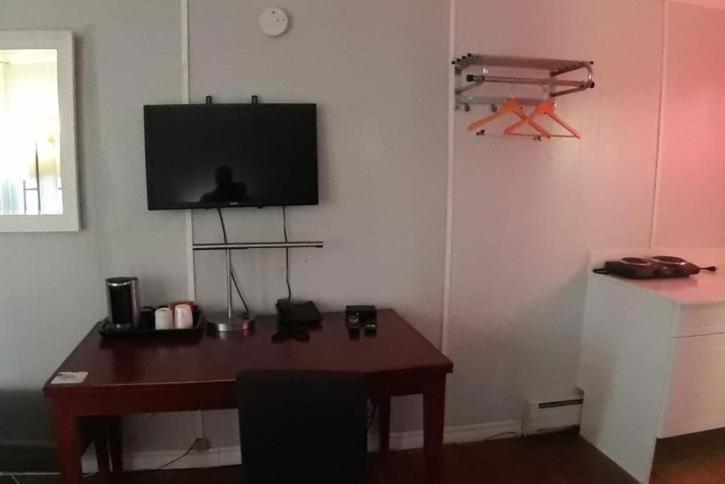 Single Room with Private Bathroom photo 2