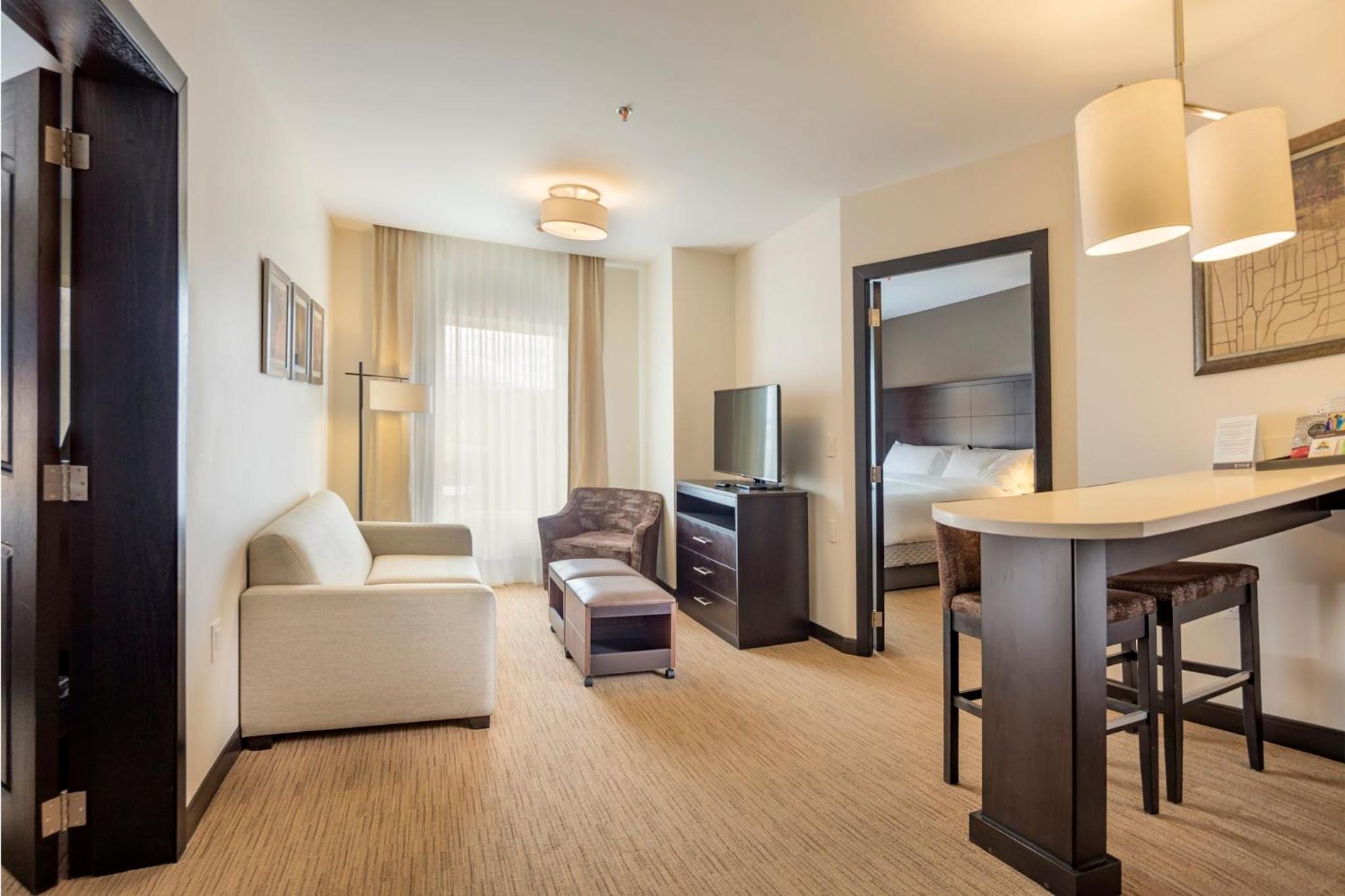 One-Bedroom Queen Suite with Two Queen Beds photo 3