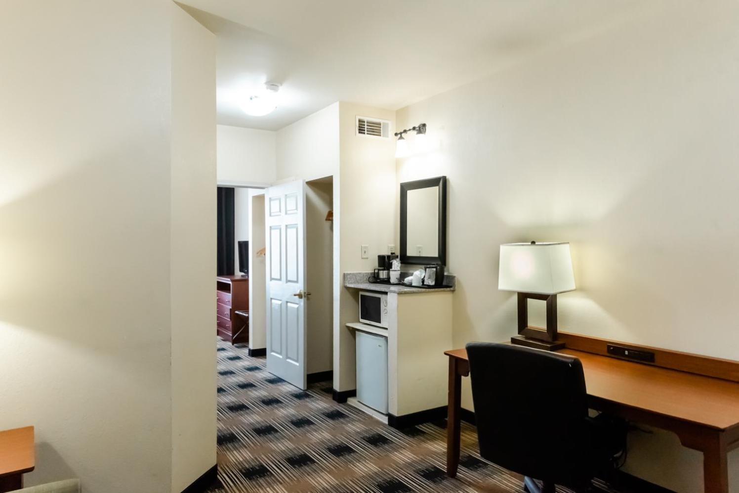 One-Bedroom Suite with Two Queen Beds and Sofa Bed - Non-Smoking photo 1
