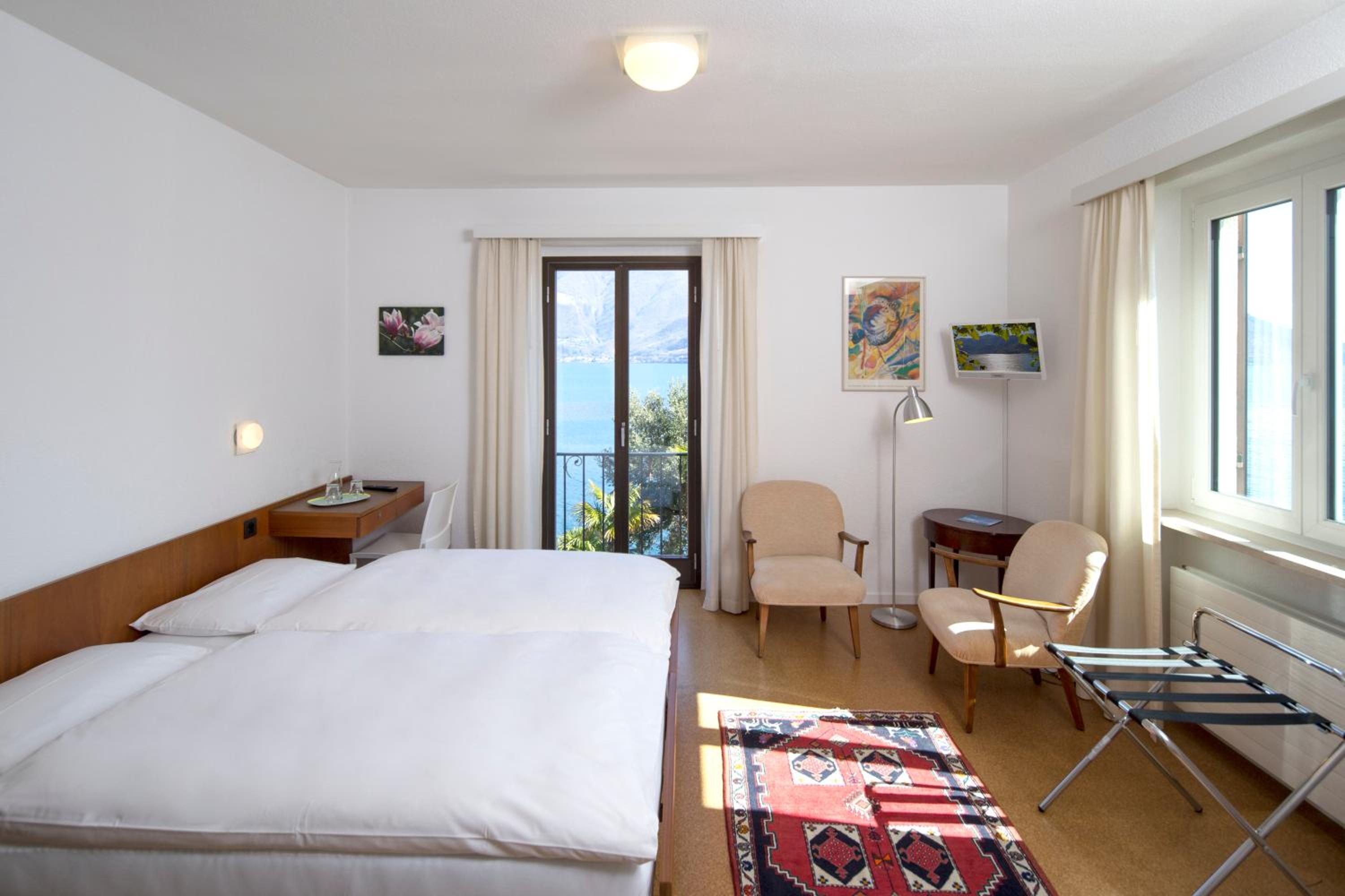 Double Room with Lake View - Photo 8