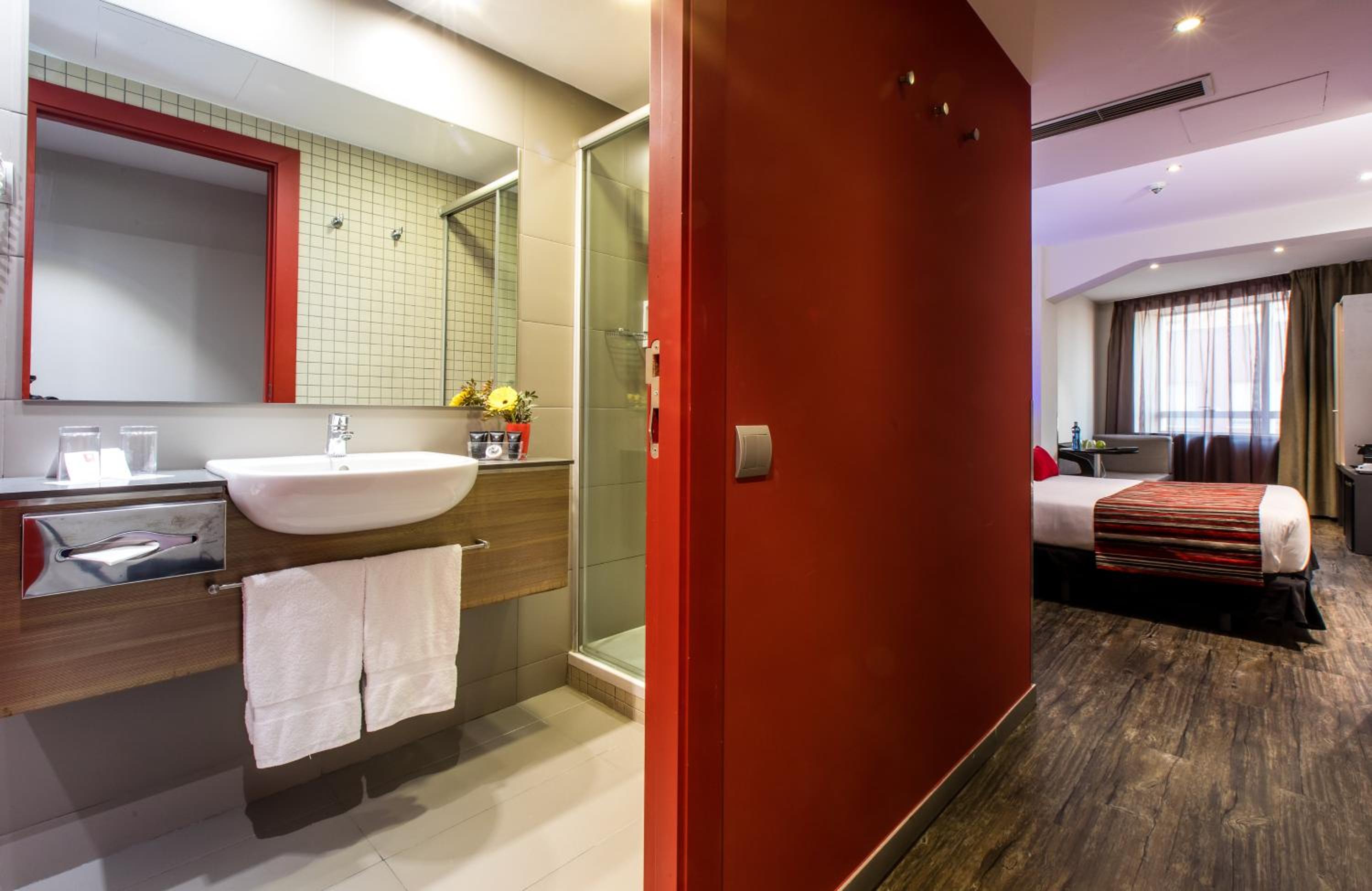 Superior Double Room thumbnail 5
