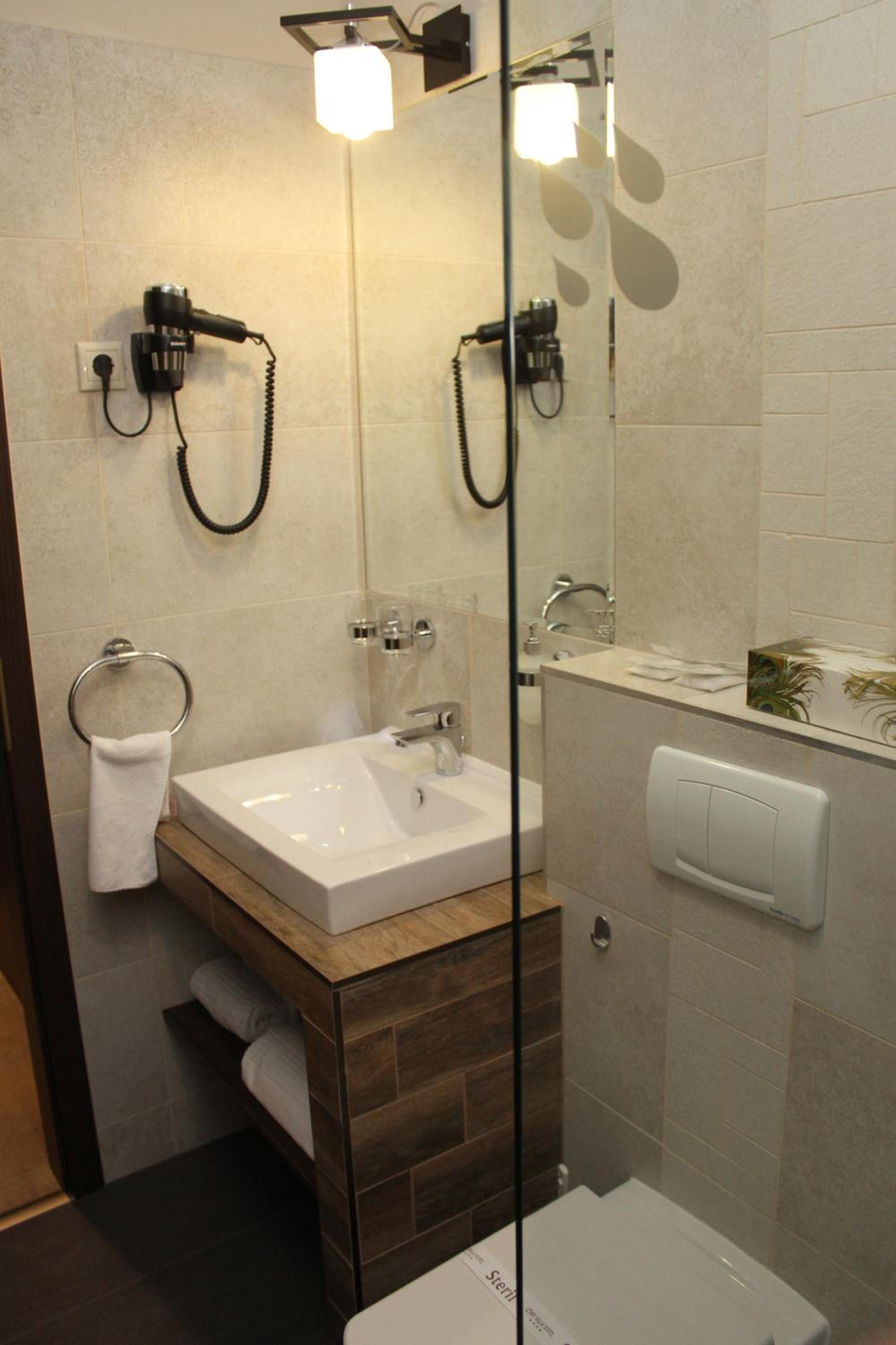 Double or Twin Room - Photo 6