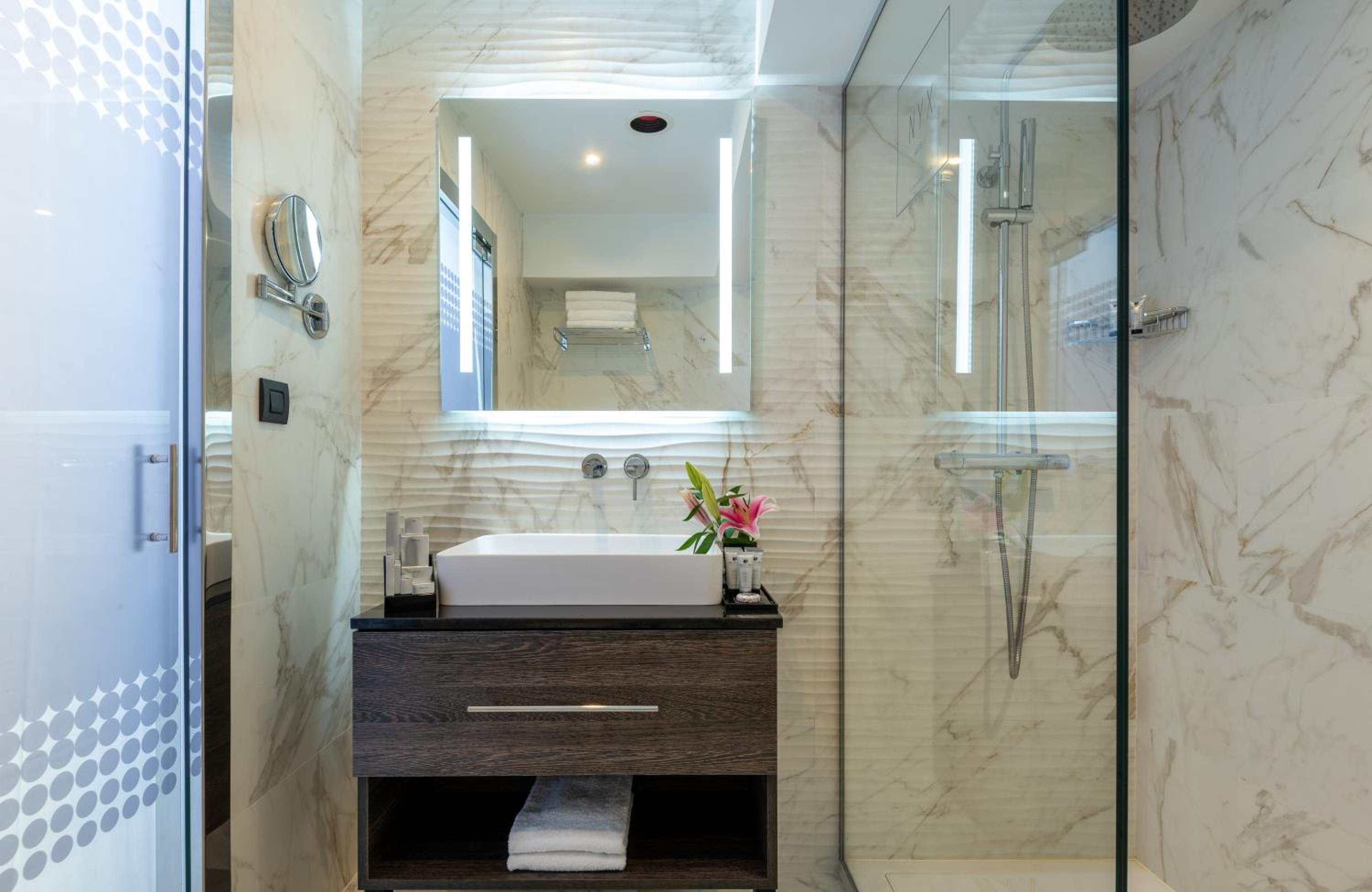 Superior Triple Room thumbnail 5