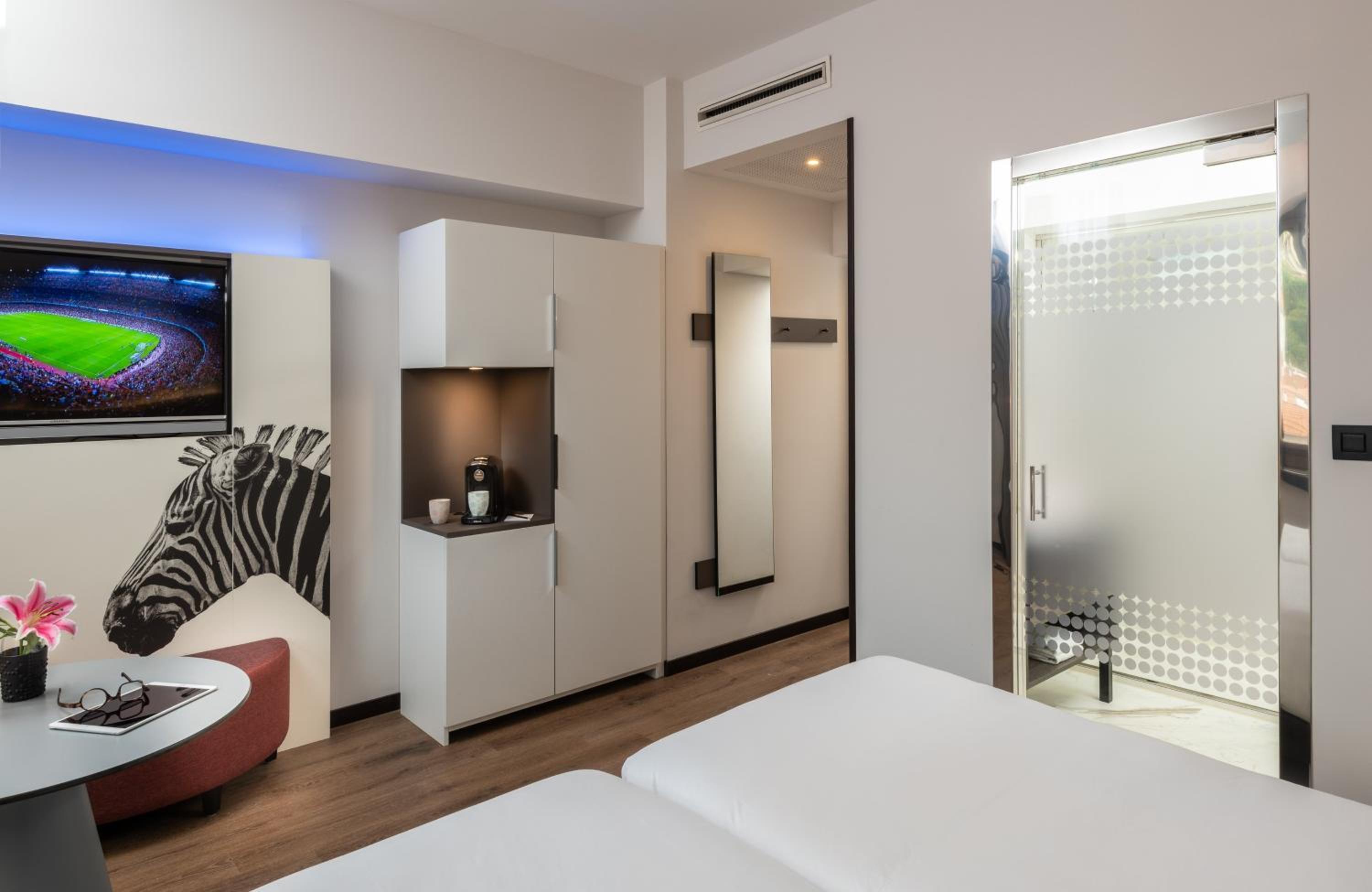 Double or Twin Room thumbnail 6