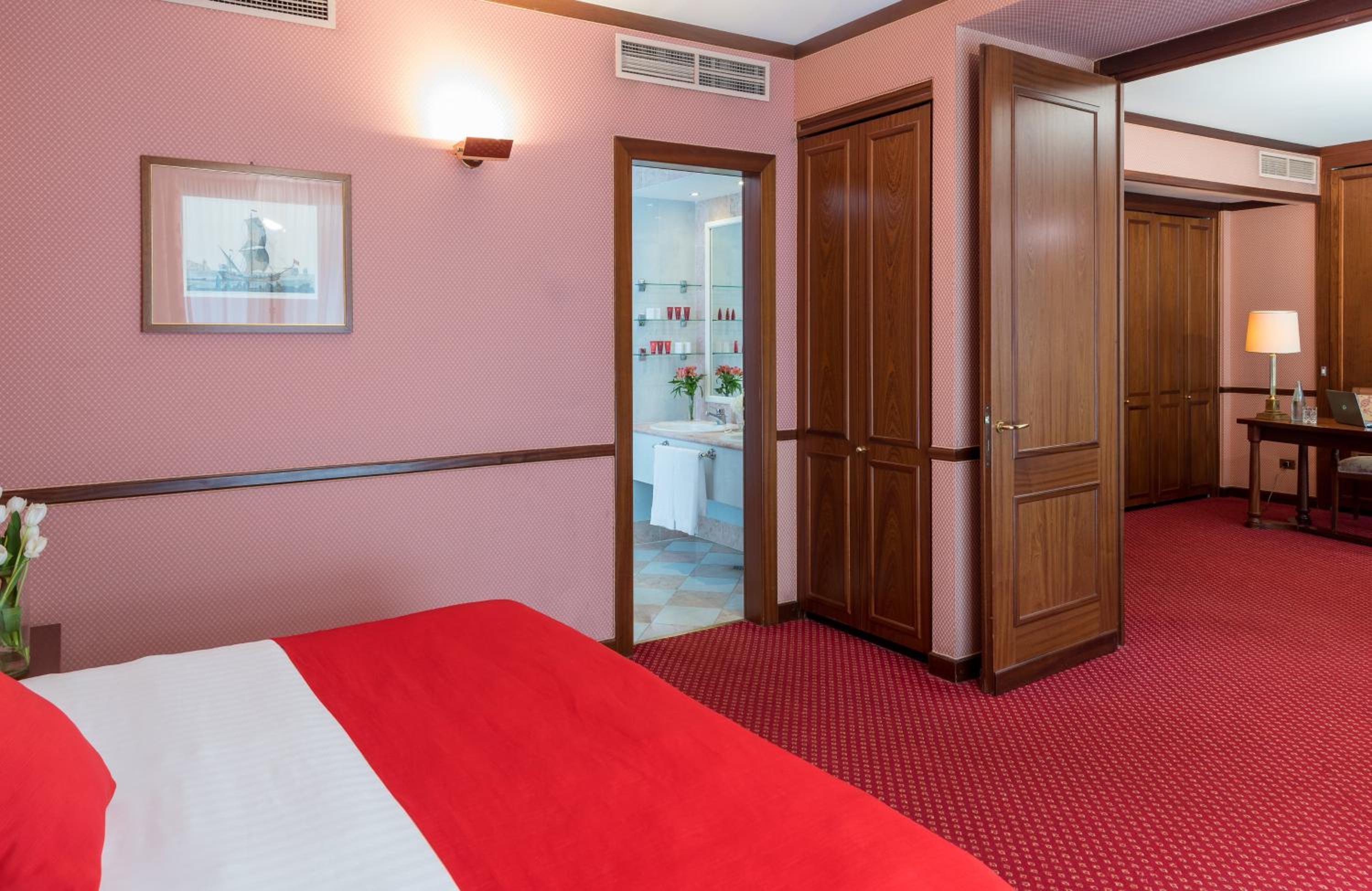 One-Bedroom King Suite (3 Adults)