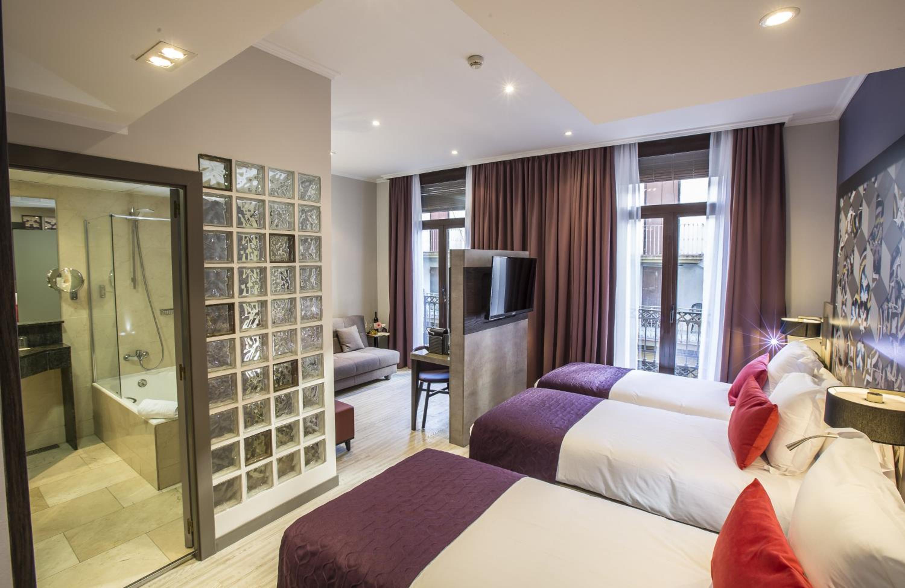 Deluxe Triple Room thumbnail 5