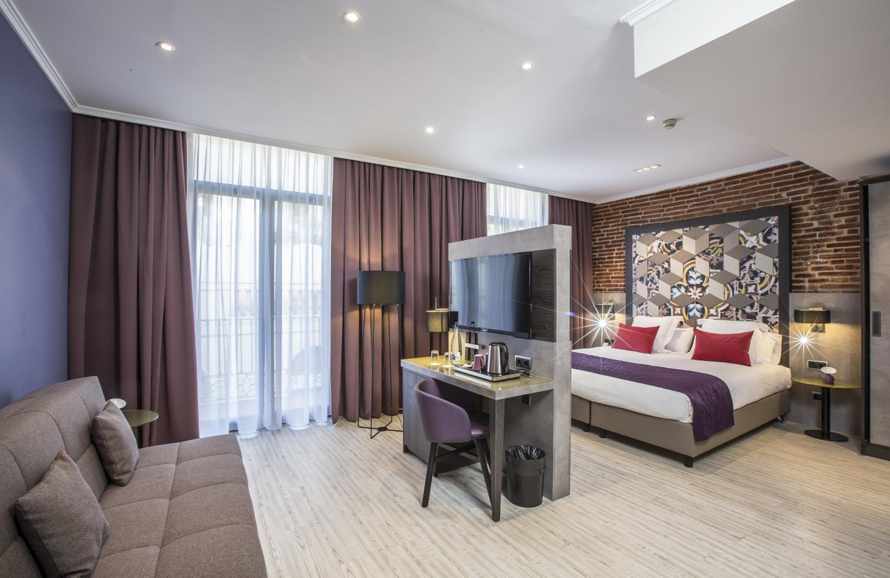 Deluxe Triple Room thumbnail 6