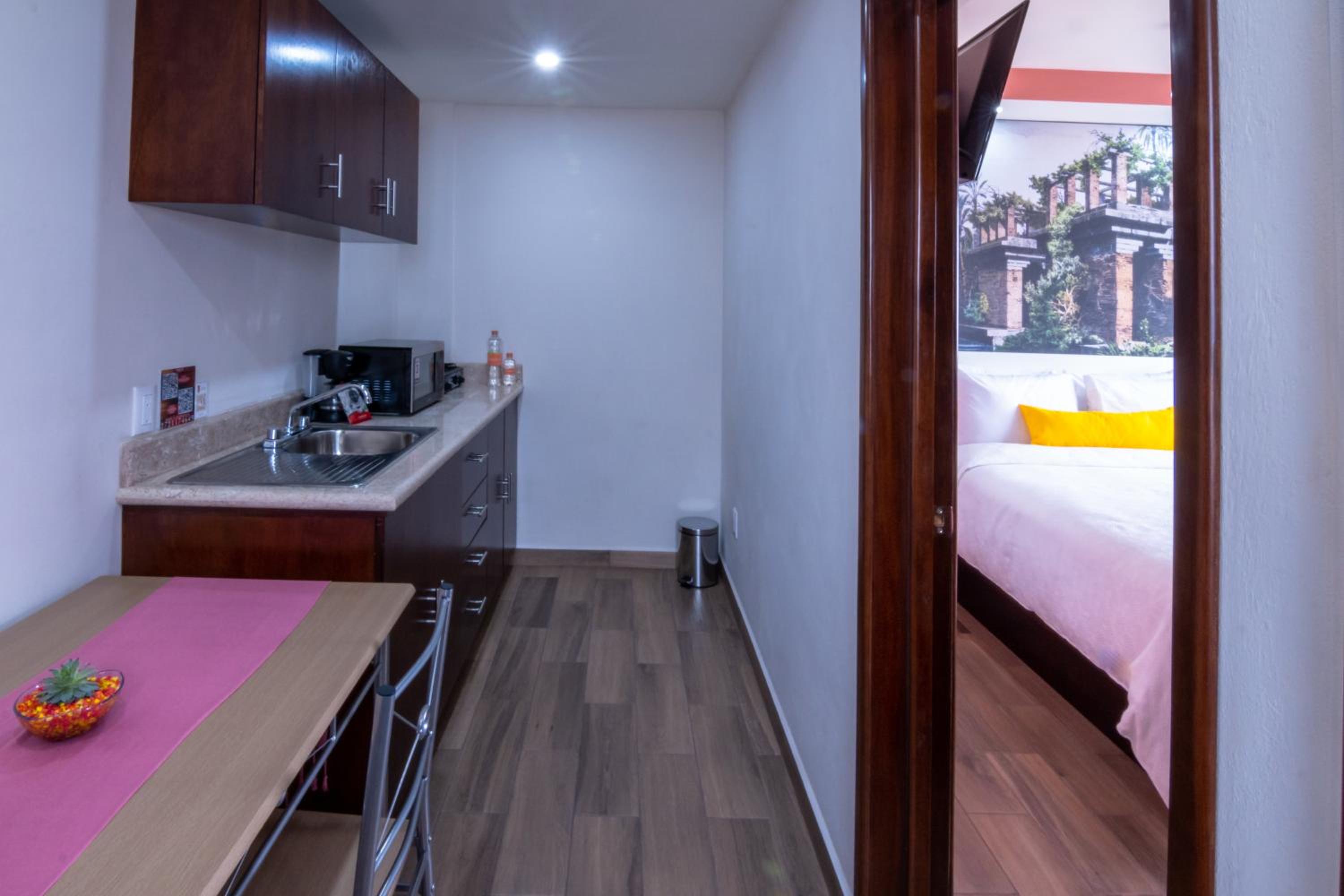 Deluxe Queen Room - Photo 10