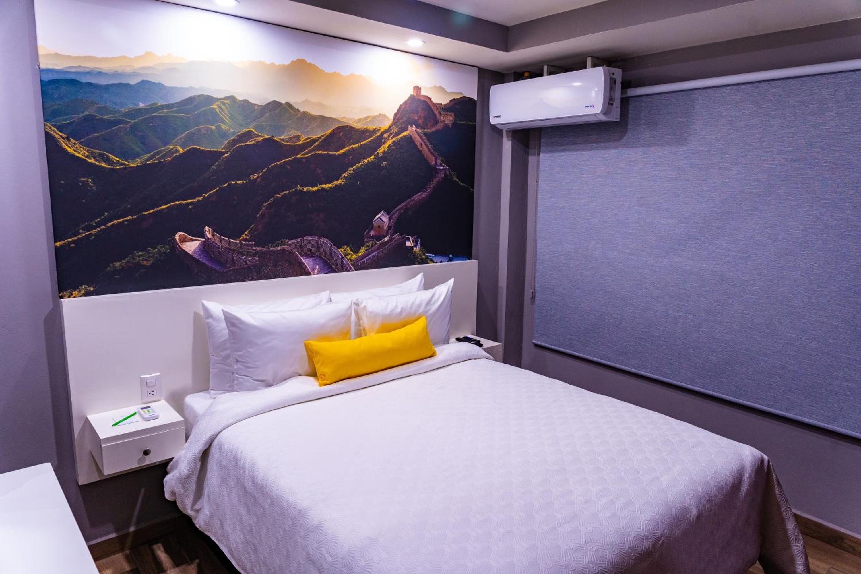Deluxe Queen Room - Photo 11