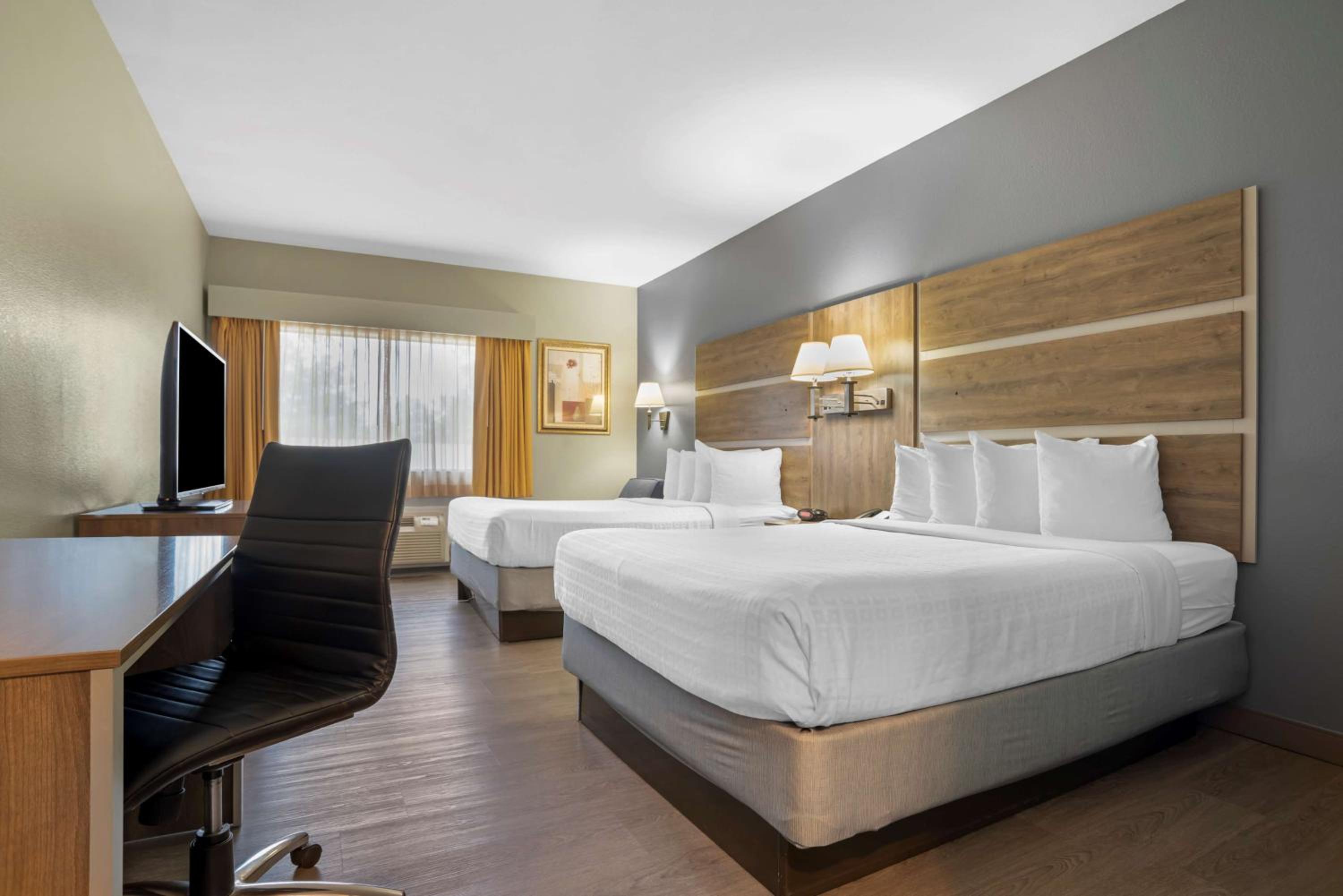 Queen Room with Two Queen Beds - Non-Smoking - Photo 1