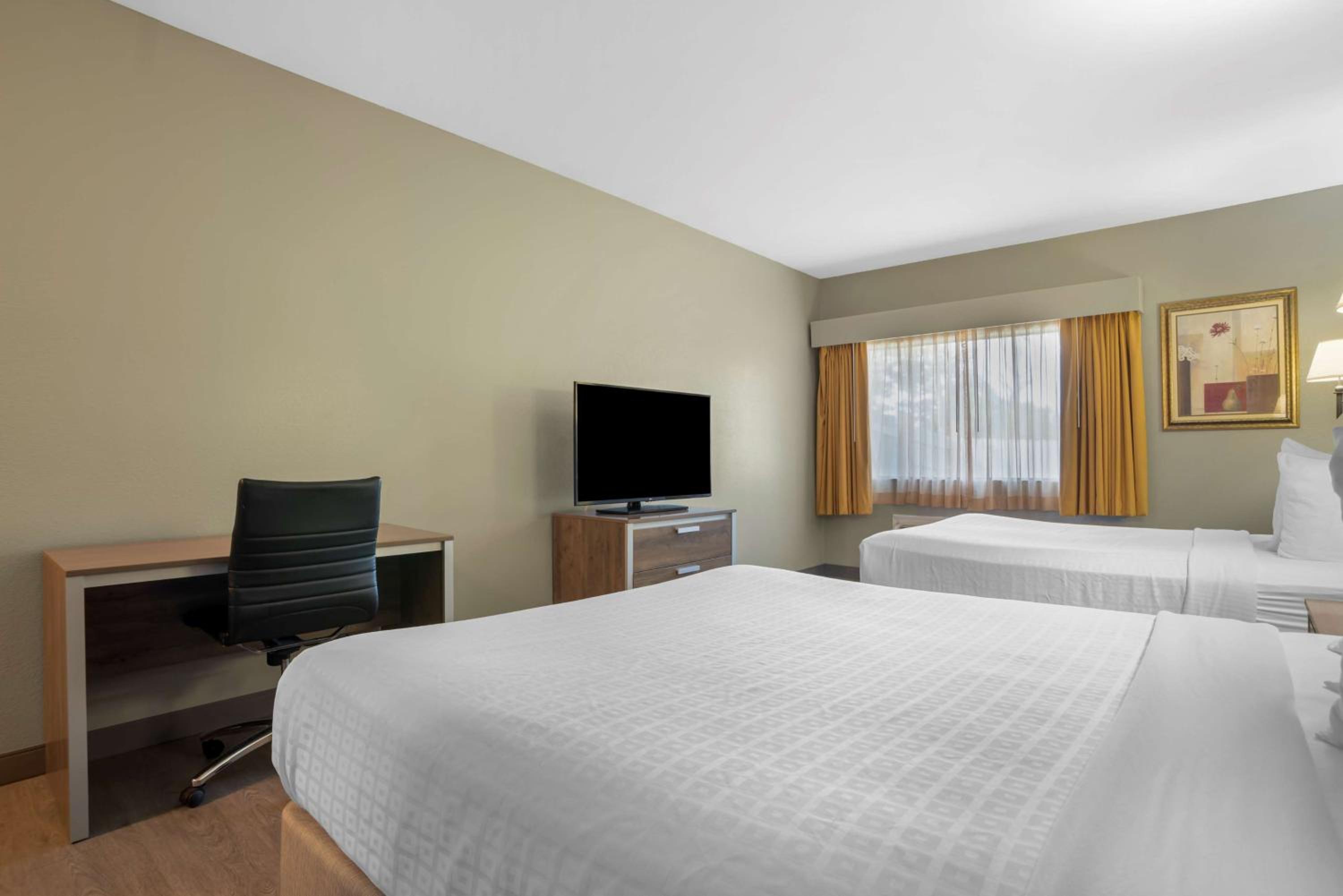 Queen Room with Two Queen Beds - Non-Smoking - Photo 2