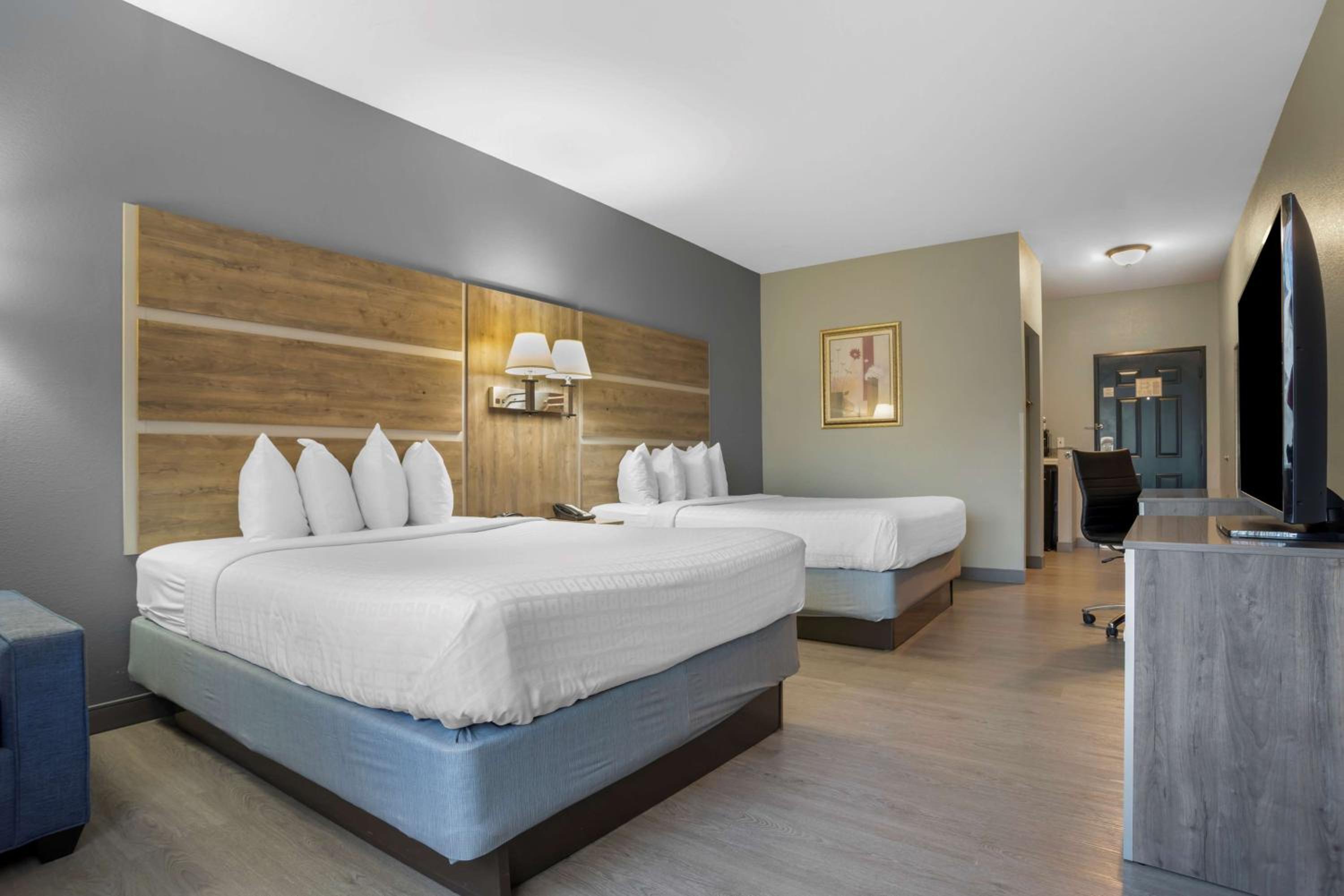Queen Room with Two Queen Beds - Non-Smoking - Photo 3
