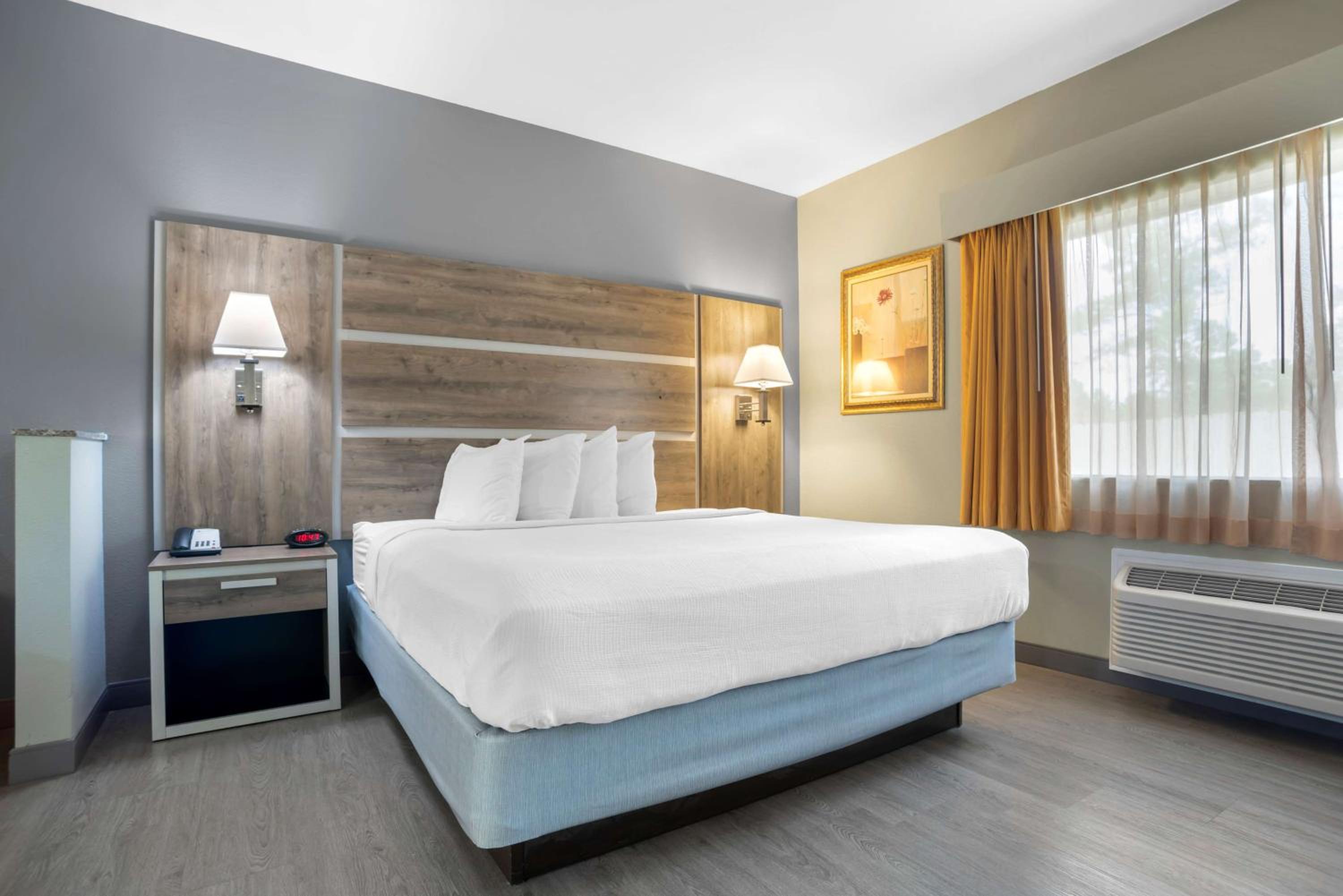 King Room - Non-Smoking - Photo 2