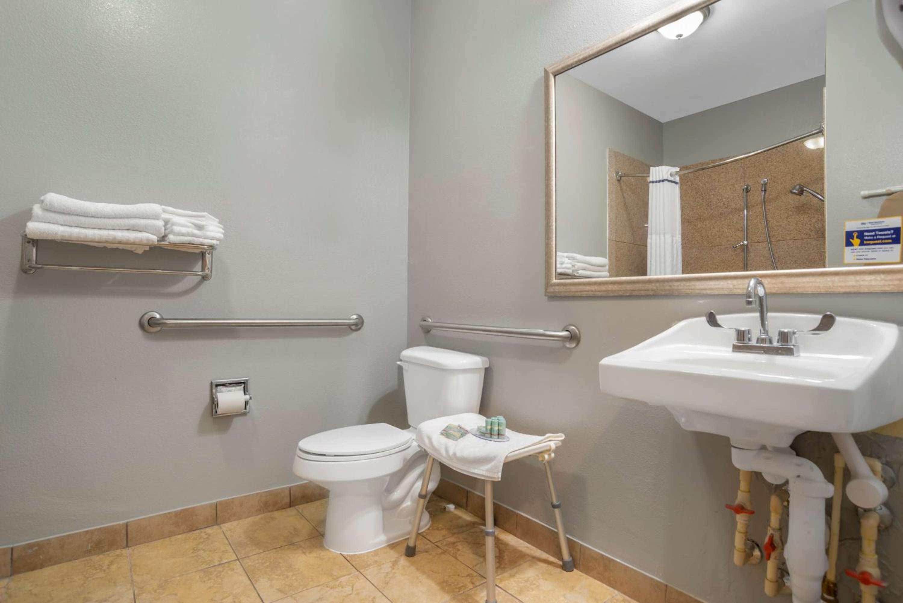King Room - Disability Access Tub photo 3