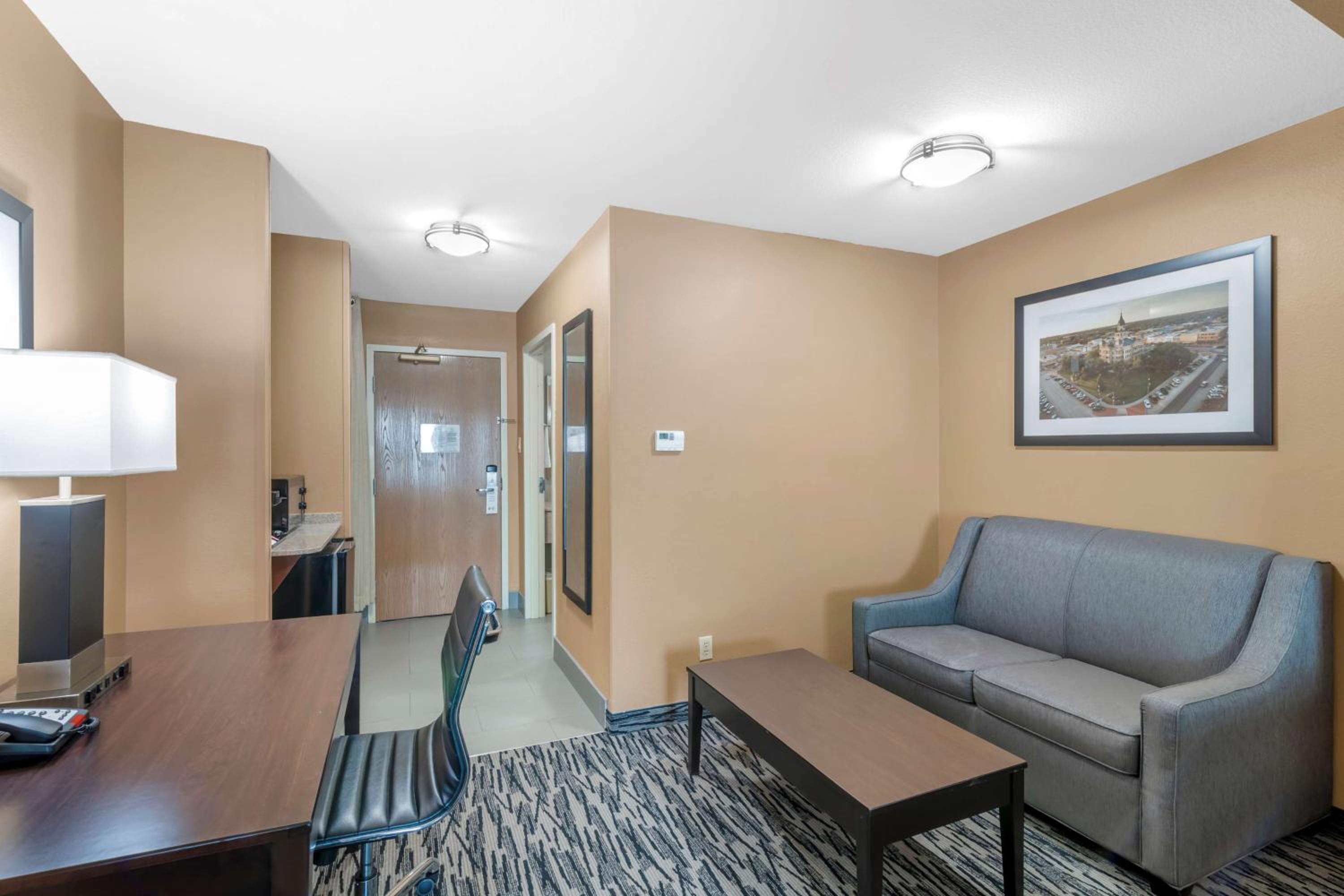 Queen Suite with Two Queen Beds and Sofa Bed photo 3