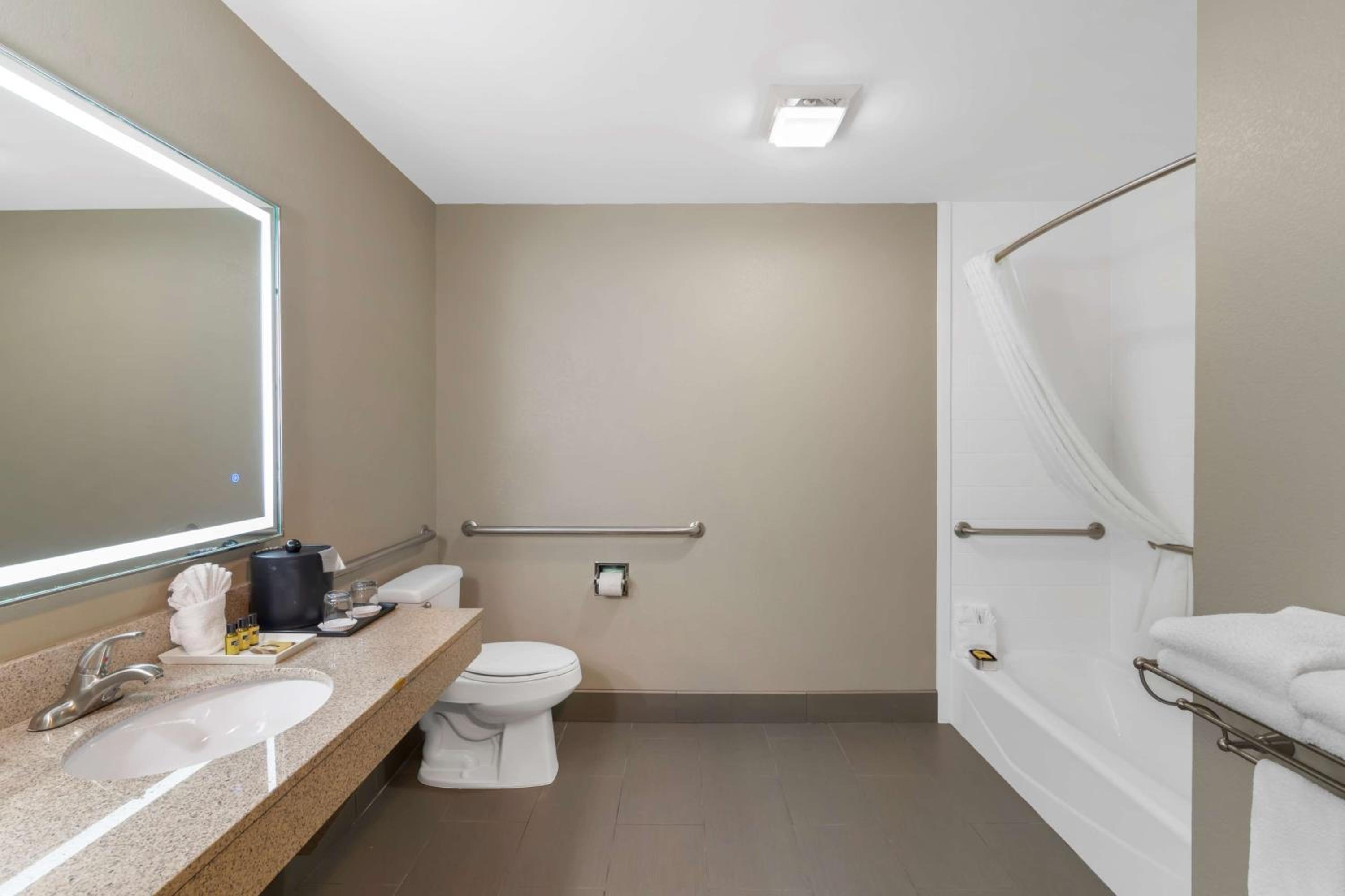 Queen Room with Two Queen Beds and Bath Tub - Mobility Accessible photo 2