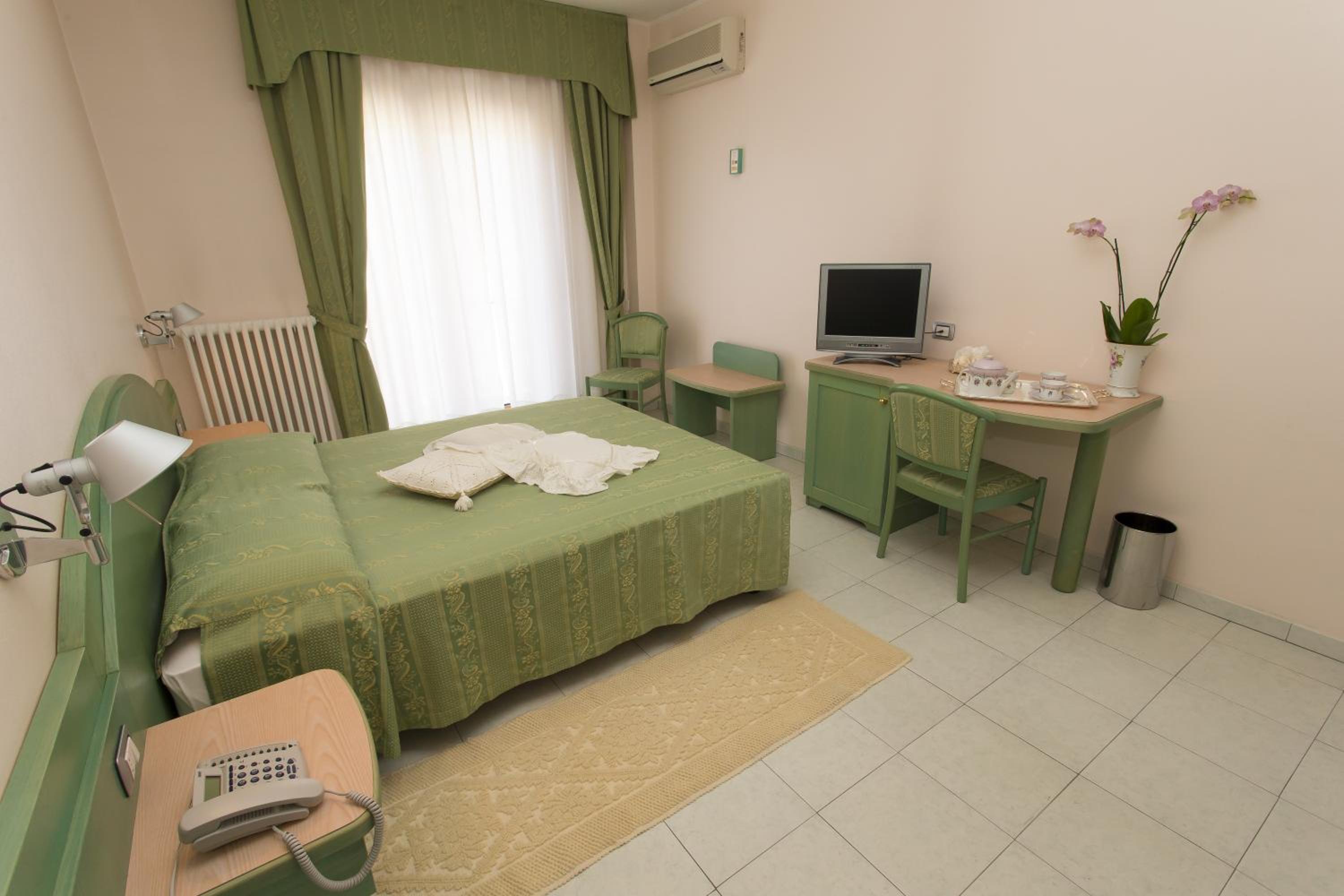 Double or Twin Room - Photo 10