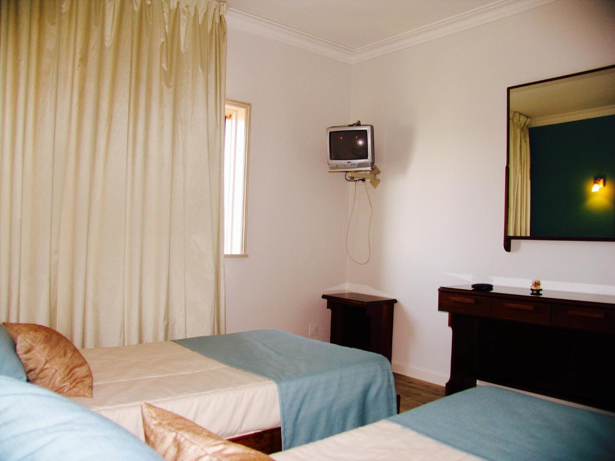 Twin Room with Balcony - Photo 3