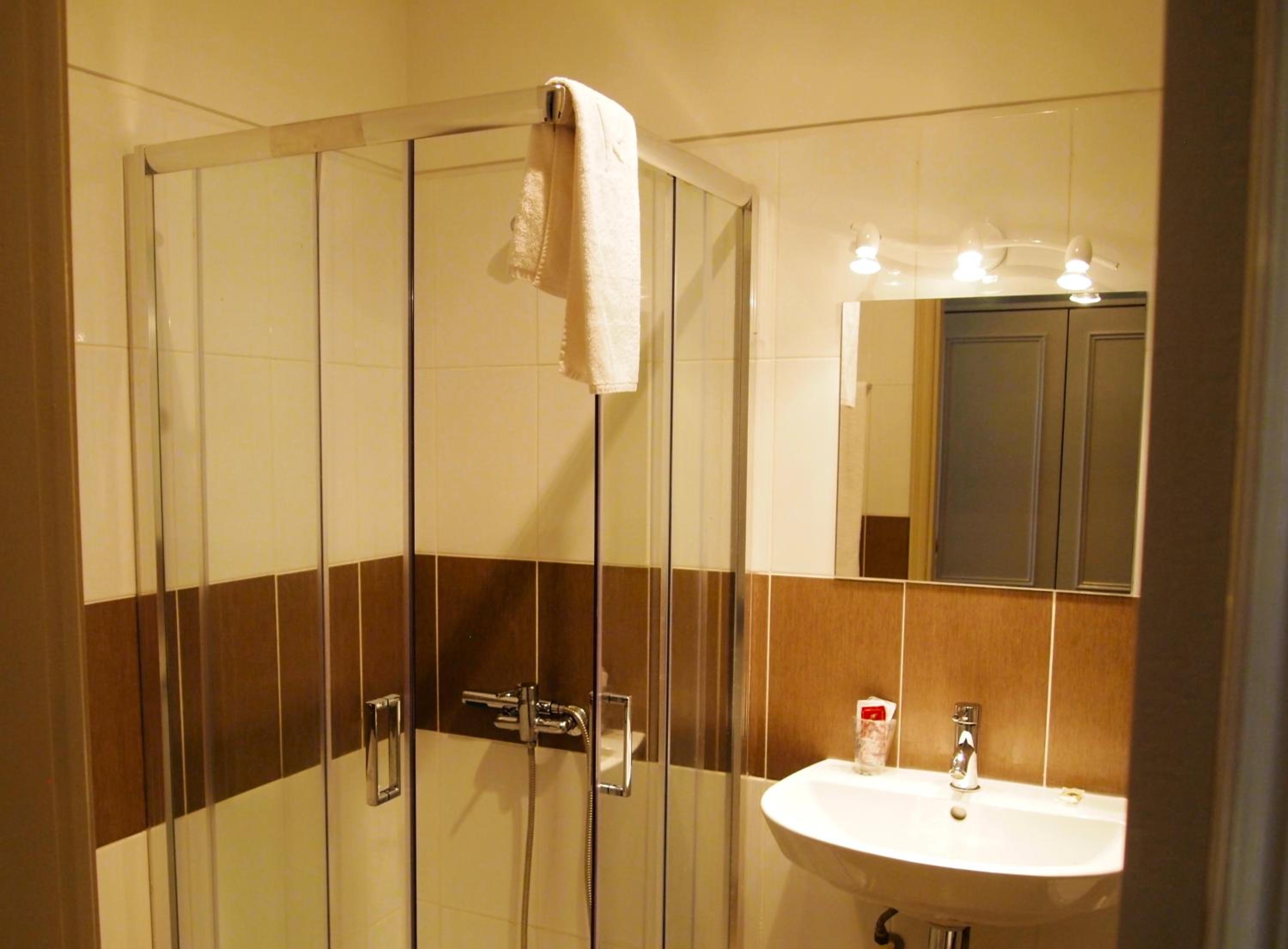 Twin Room with Balcony - Photo 4
