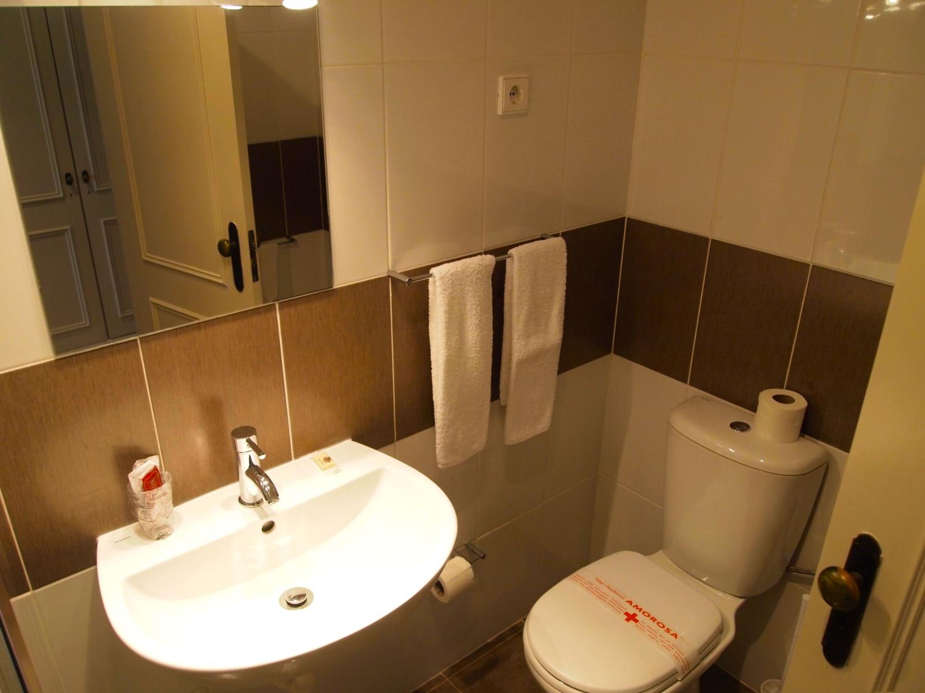 Standard Twin Room - Photo 4