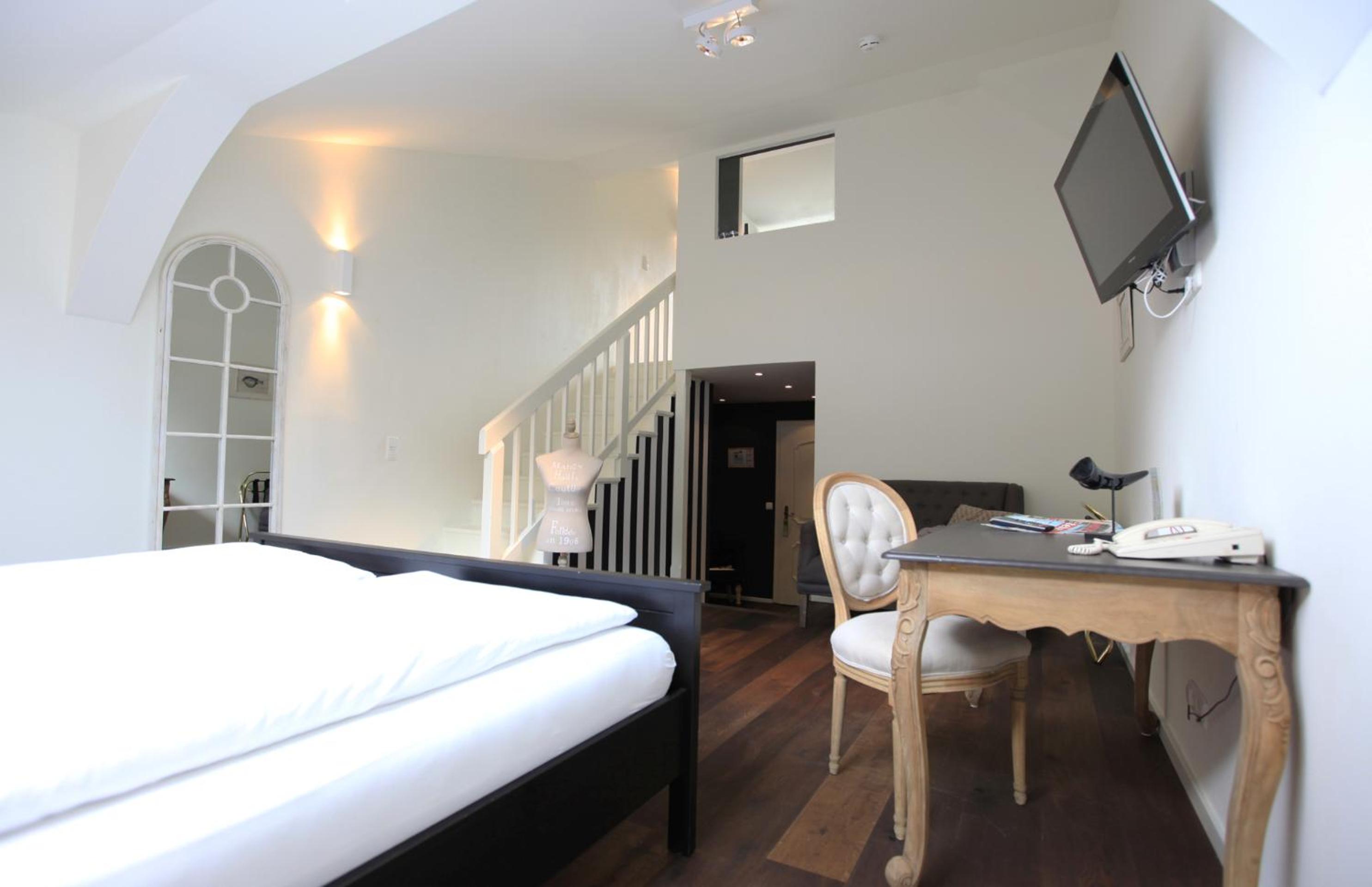 Suite with Fortress View thumbnail 5