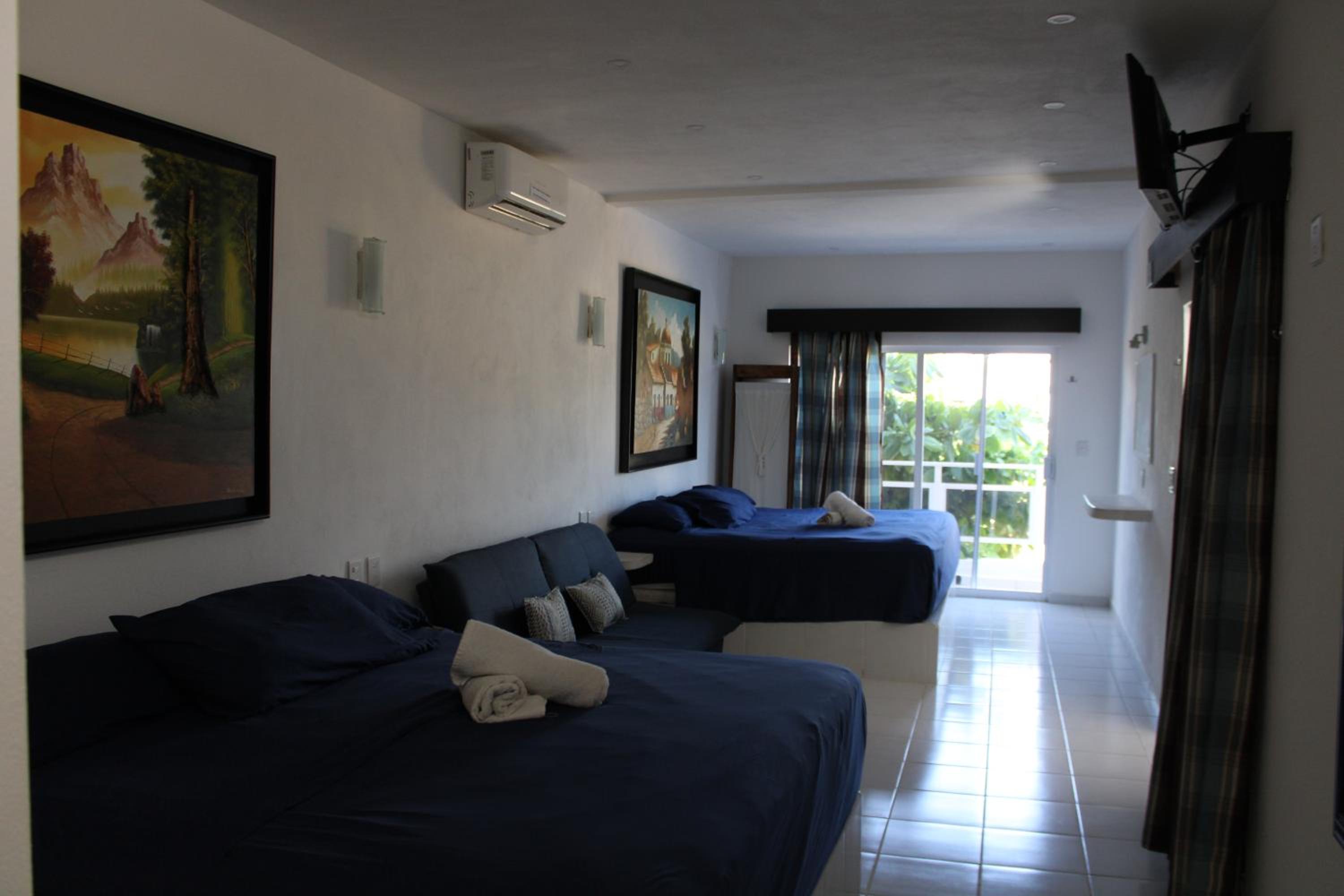 Apartment with Balcony - Photo 2