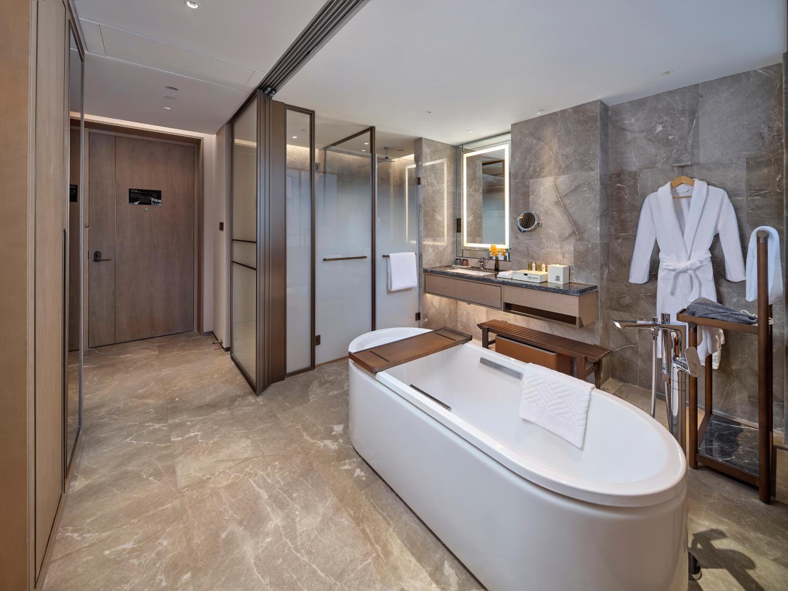 Deluxe King Room with Balcony and Garden View - Photo 5