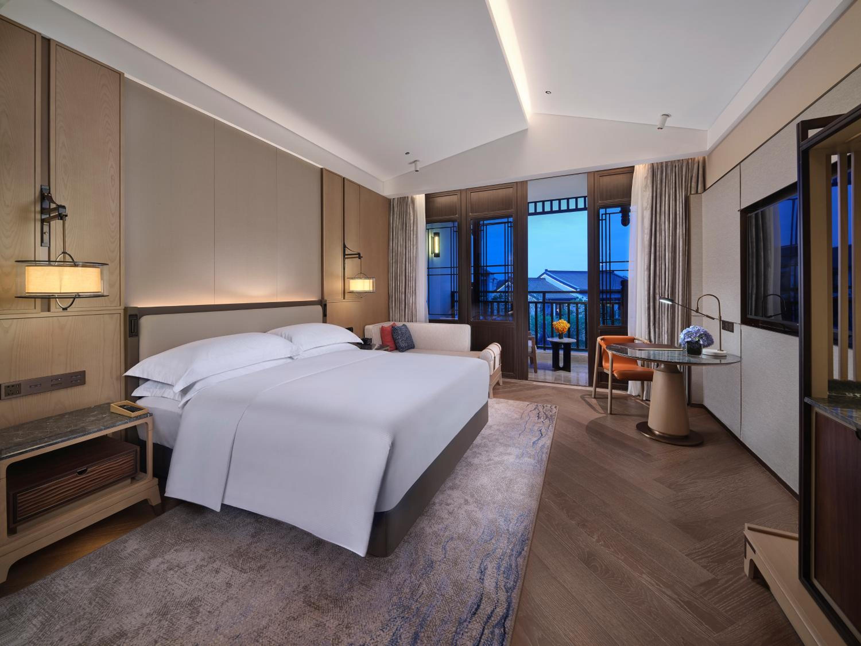 Deluxe King Room with Balcony and Garden View - Photo 6