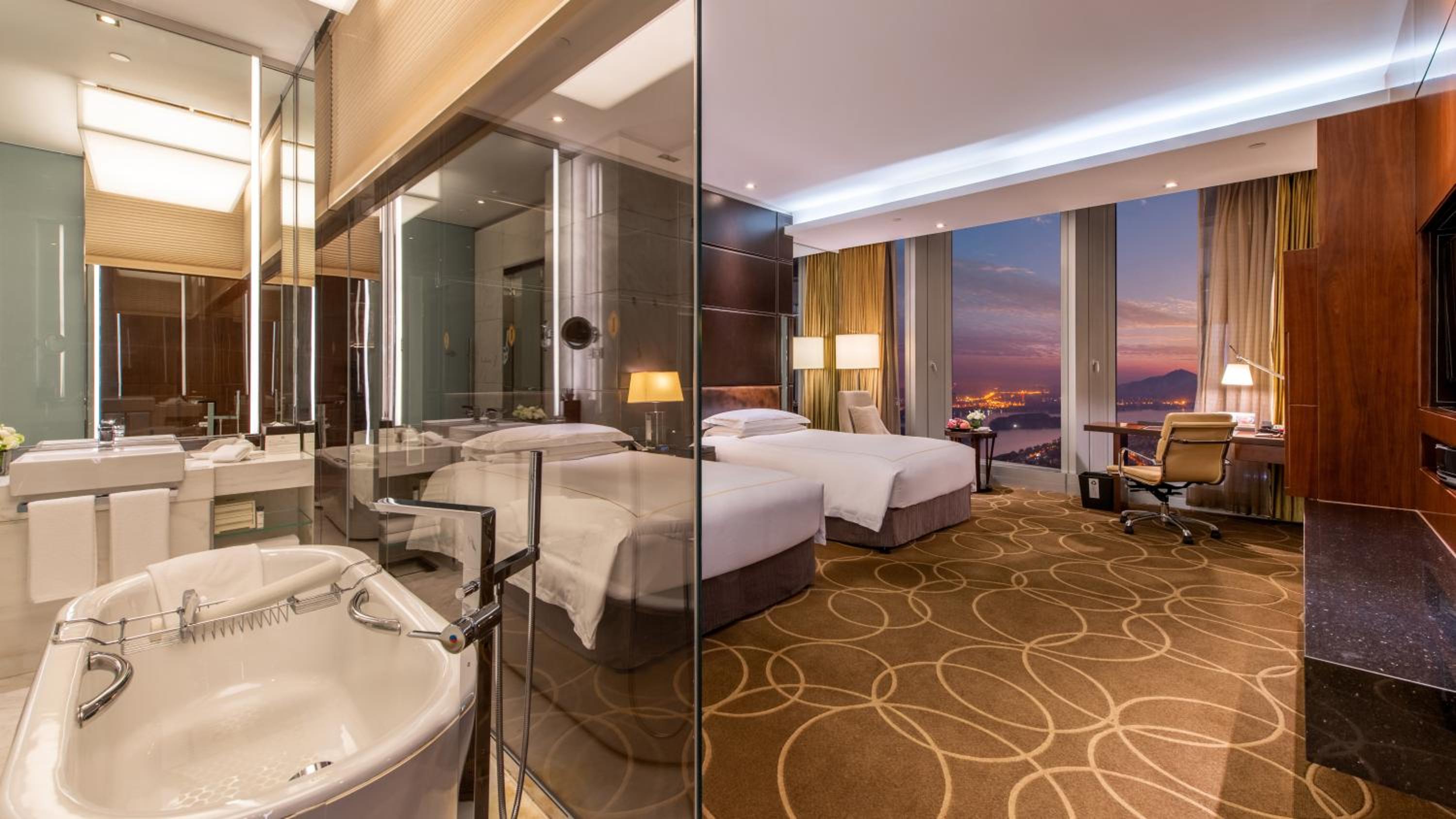 Classic Double Room with Two Double Beds and Lake View - Photo 7