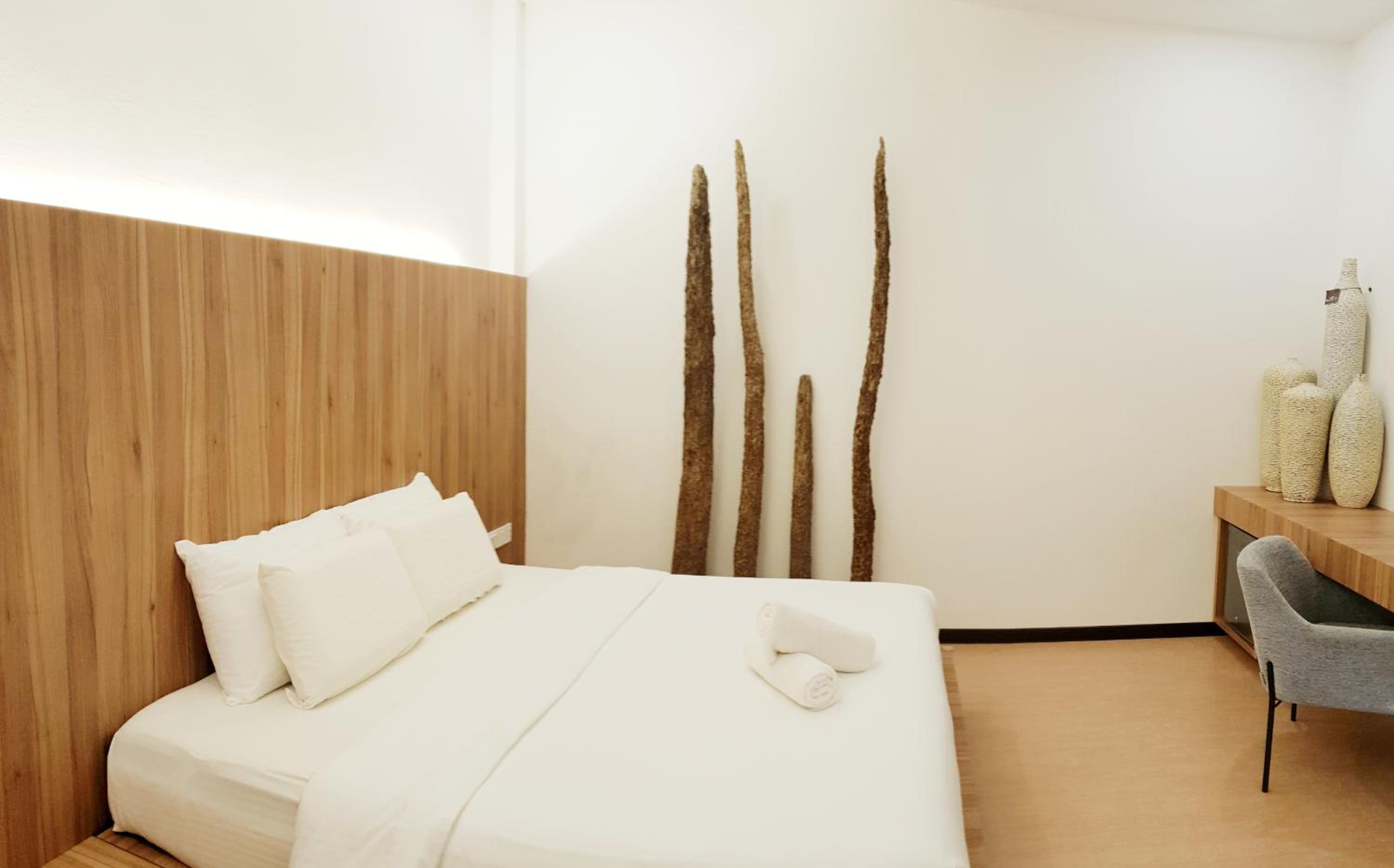 Standard King Room (No Window) - Photo 3